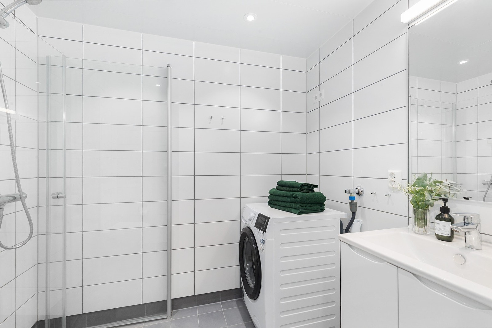 Fint og lyst bad med opplegg til vaskemaskin og varme i gulvet. Både kjøkken og bad har fått tilstandsgrad 0 av takstmann Galleribilde