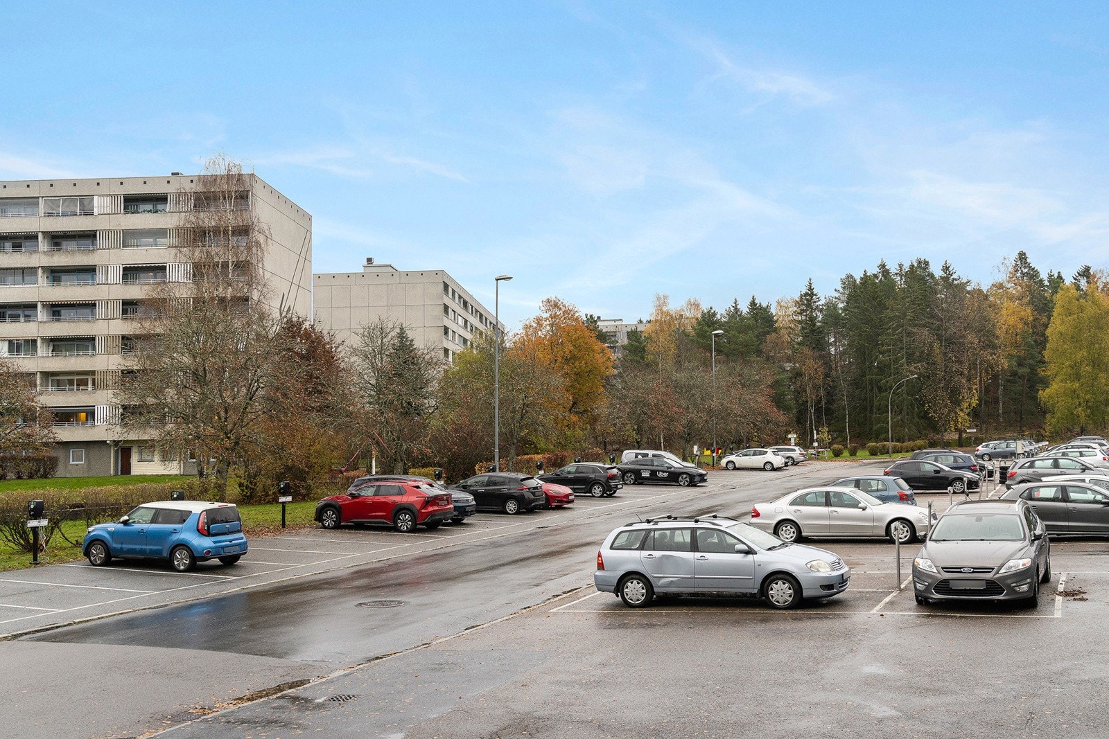 Parkeringsplasser i borettslaget med bl.a gjesteparkering Galleribilde