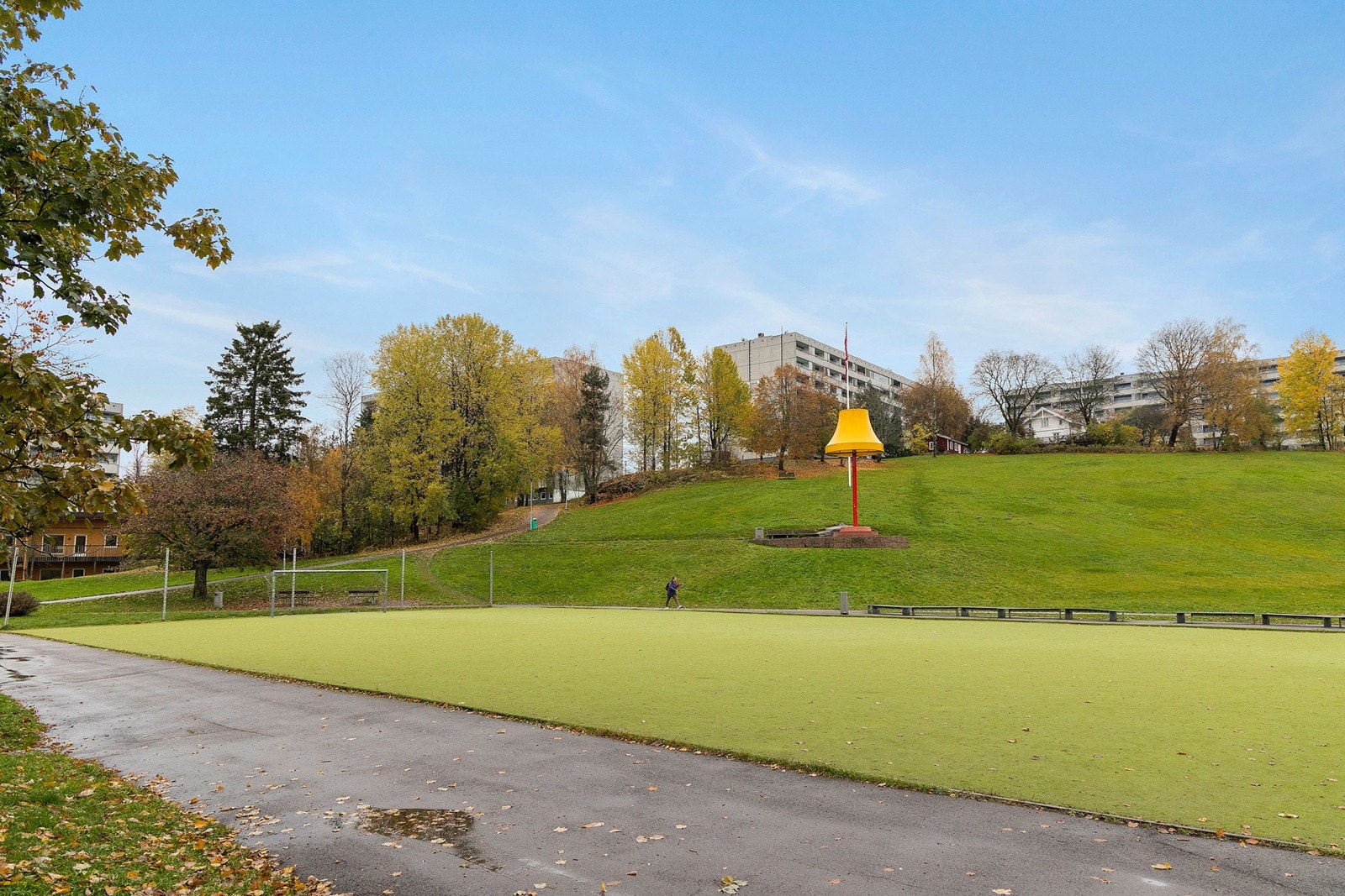 Borettslaget Haugenstua har et stort og pent opparbeidet uteområde med gressplener, fotballbane, lekeplass og sittegruppe Galleribilde