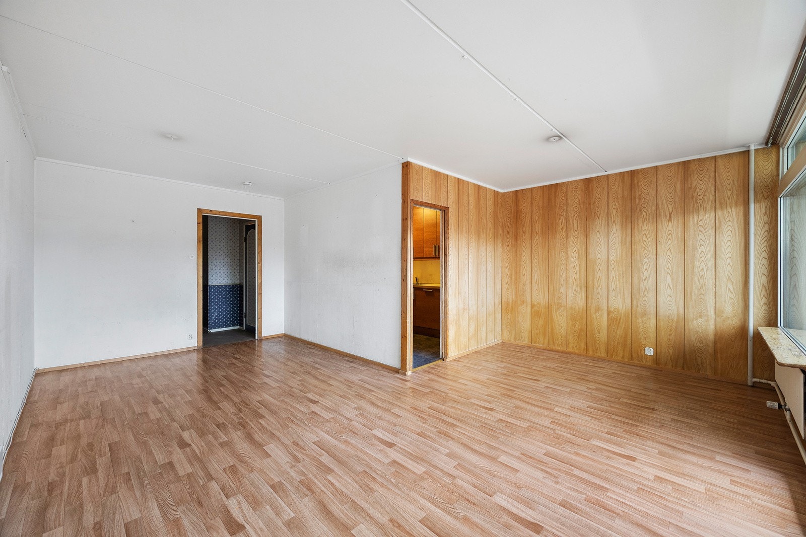 Fra stuen er det adkomst til boligens kjøkken. Det er mulighet for å åpne opp og lage en åpen kjøkkenløsning. Det er lettvegger fra kjøkken mot stue. Galleribilde