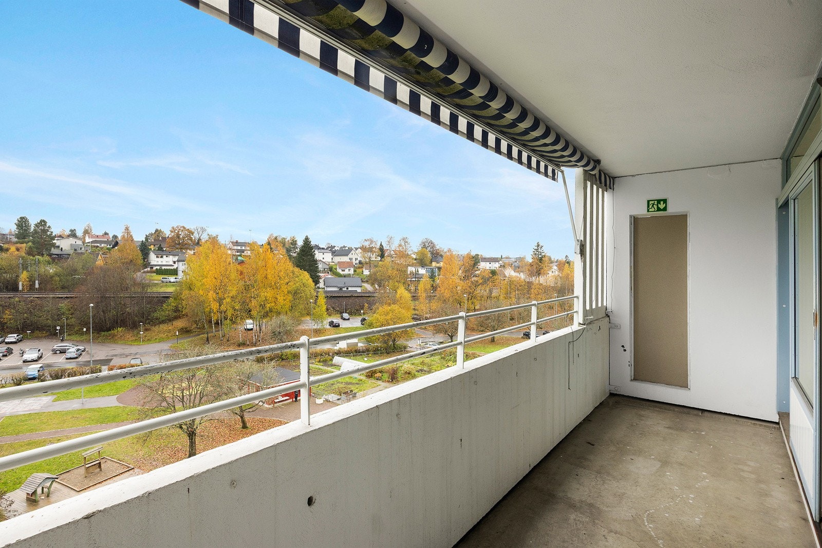 Her er det plass til utemøblement og beplatning. Balkongen er utstyrt med markise. Galleribilde