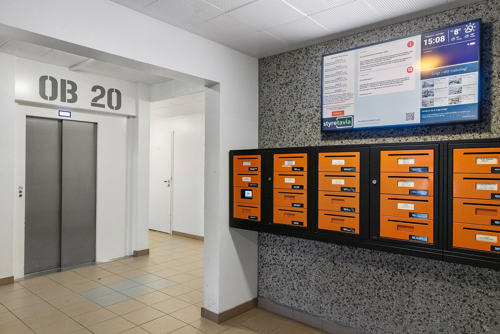 Oppgangen i Ole Brumms vei 20 med elektroniske postkasser og heis Galleribilde