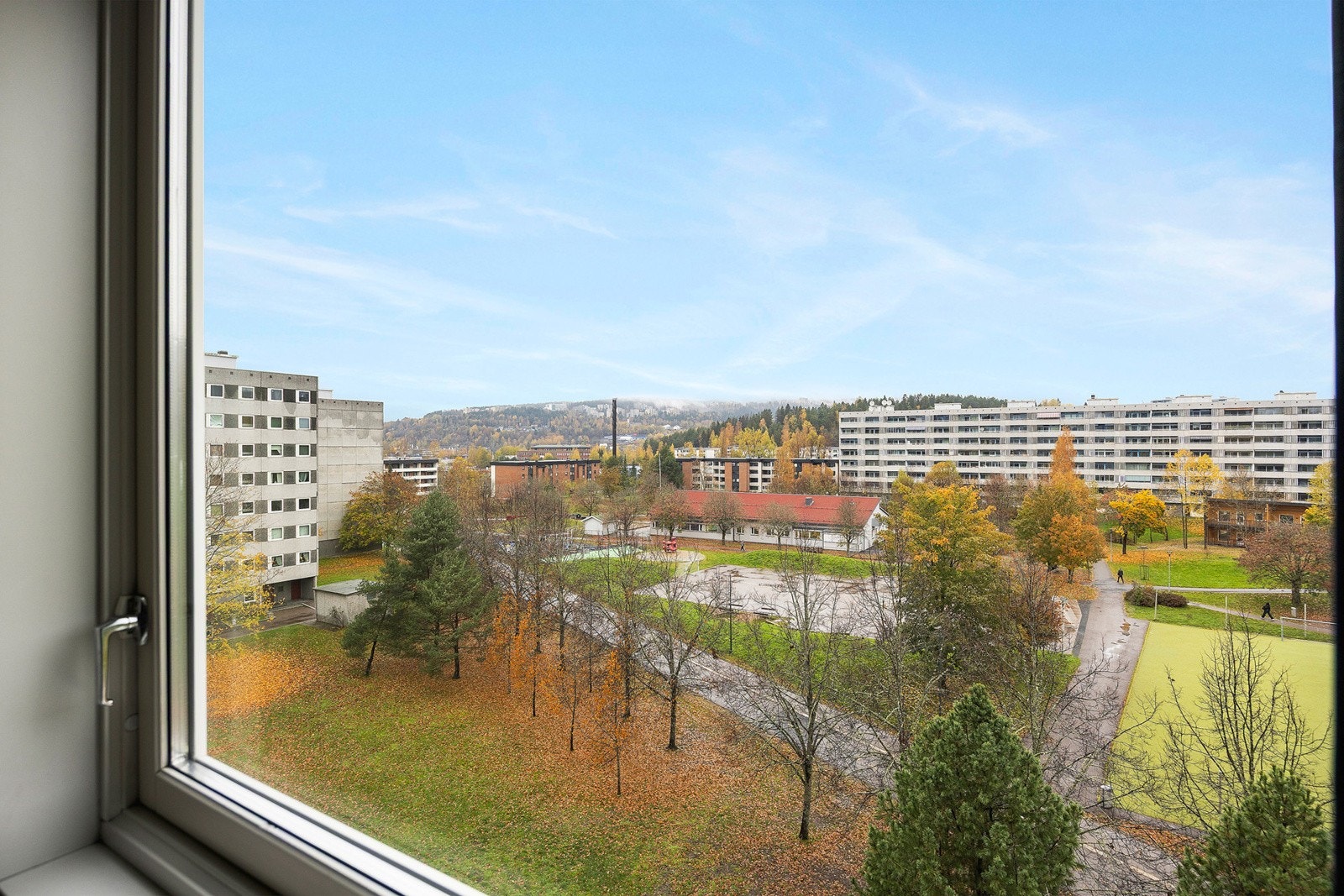Hyggelig utsikt fra et av boligens soverom Galleribilde