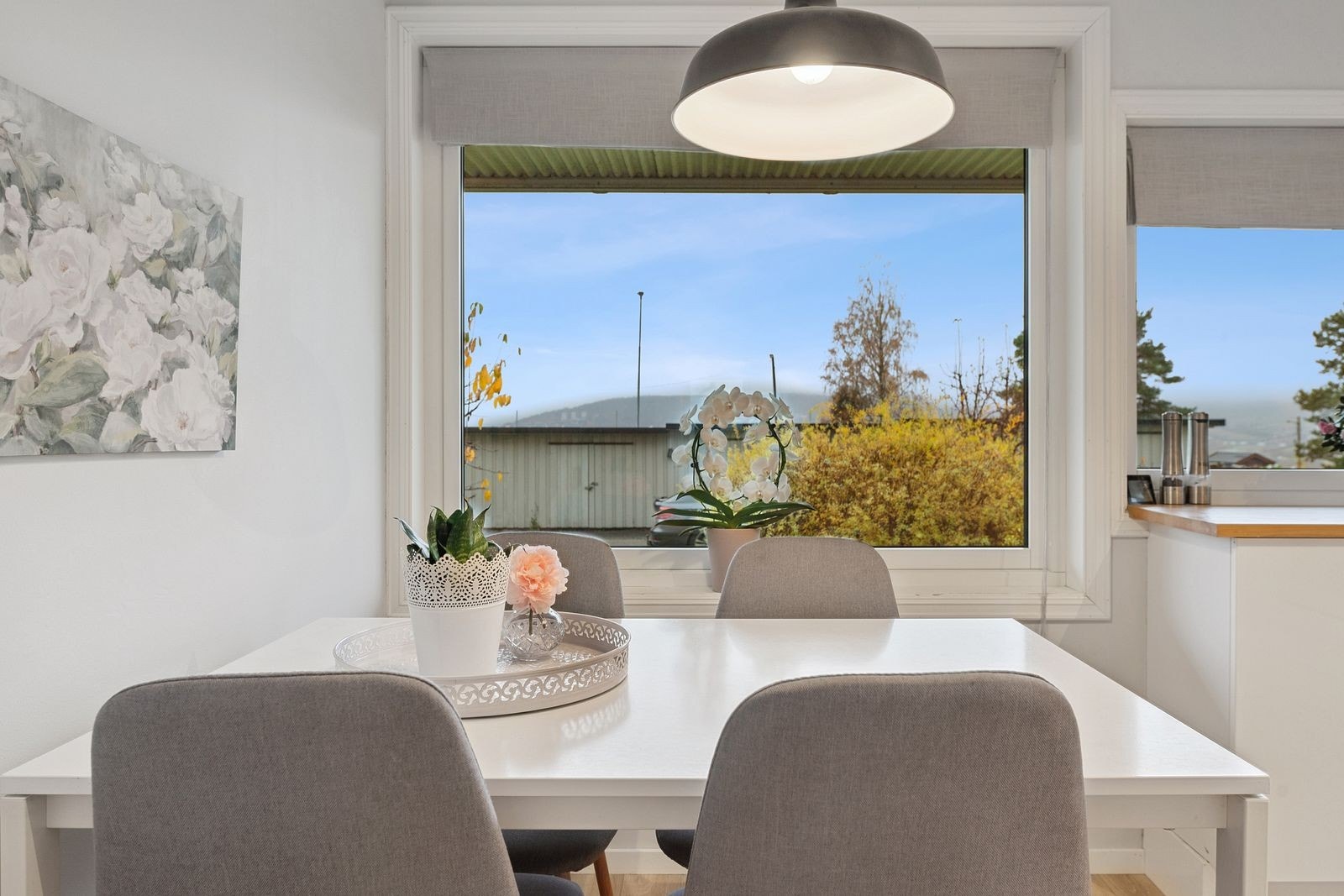 Kjøkken med spiseplass som gjør måltidene til en hyggelig opplevelse. Galleribilde