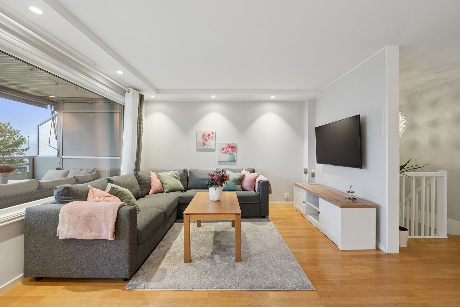 Mange spotlights i taket gir en lun og eksklusiv atmosfære. Galleribilde