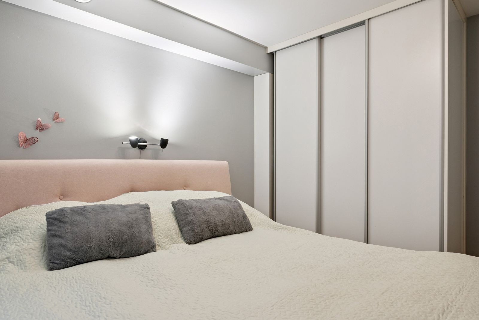 Hovedsoverom med funksjonell garderobe som gir orden og oversikt. Galleribilde