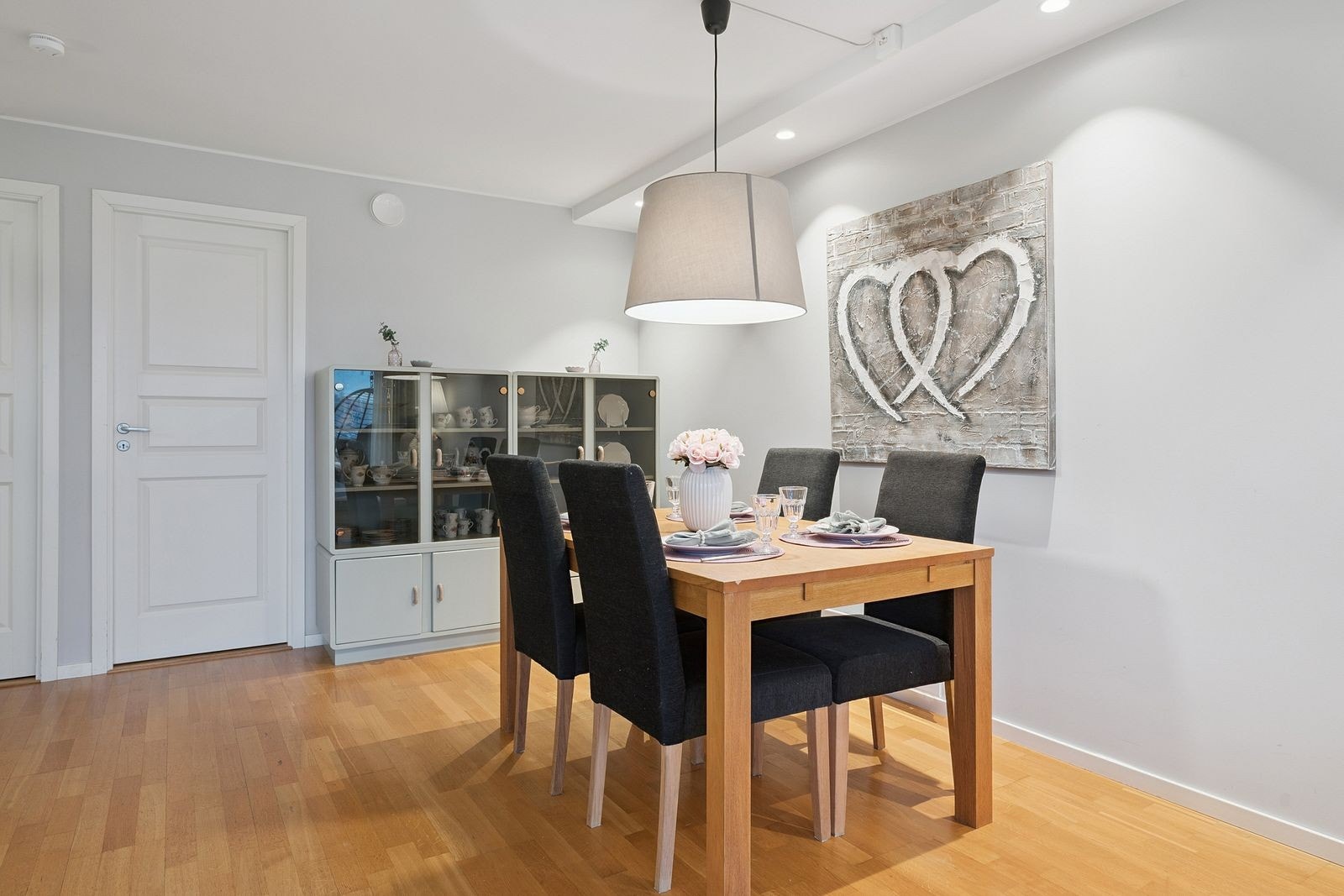 Romslig stue med spiseområde - ideelt for både hverdagsmåltider og gjester. Galleribilde