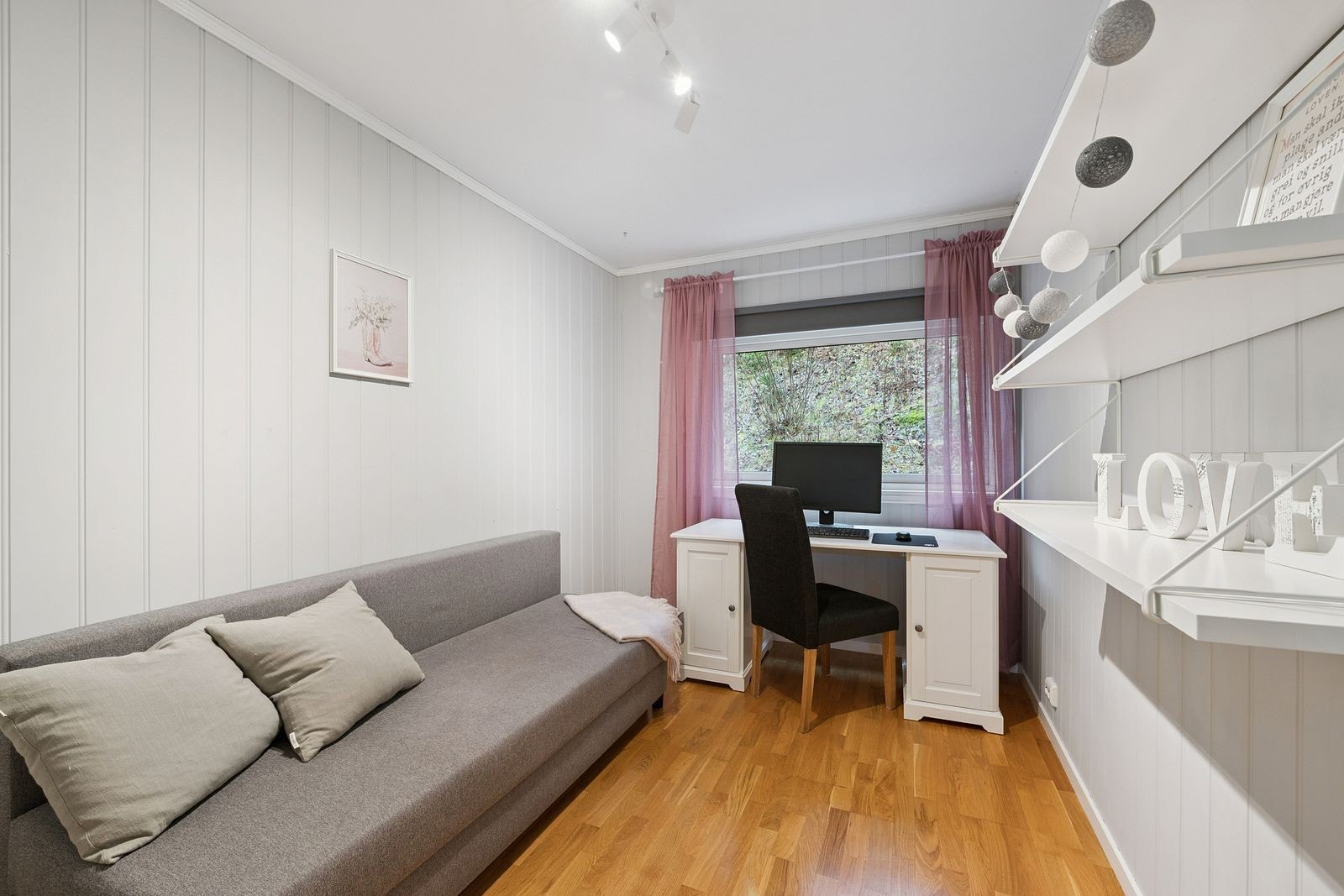 Perfekt rom for hjemmekontor, hobby eller overnattingsgjester. Galleribilde