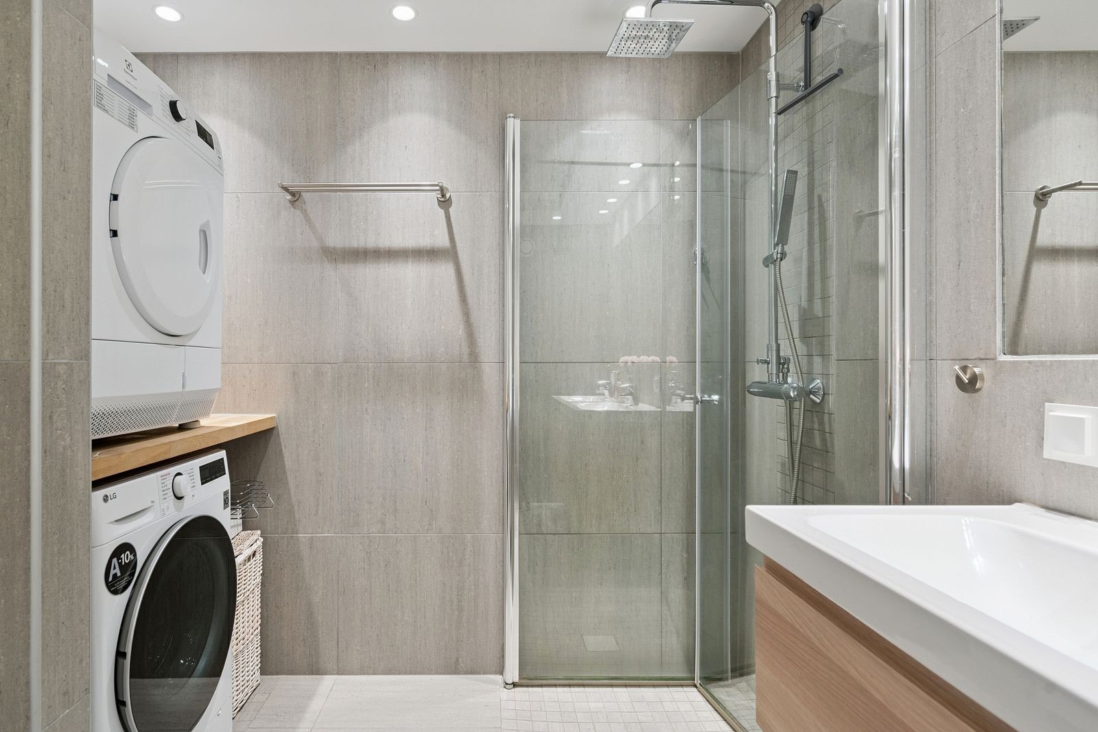 Stilrent bad fra 2016 med dusjhjørne og opplegg for vaskemaskin/tørketrommel. Galleribilde