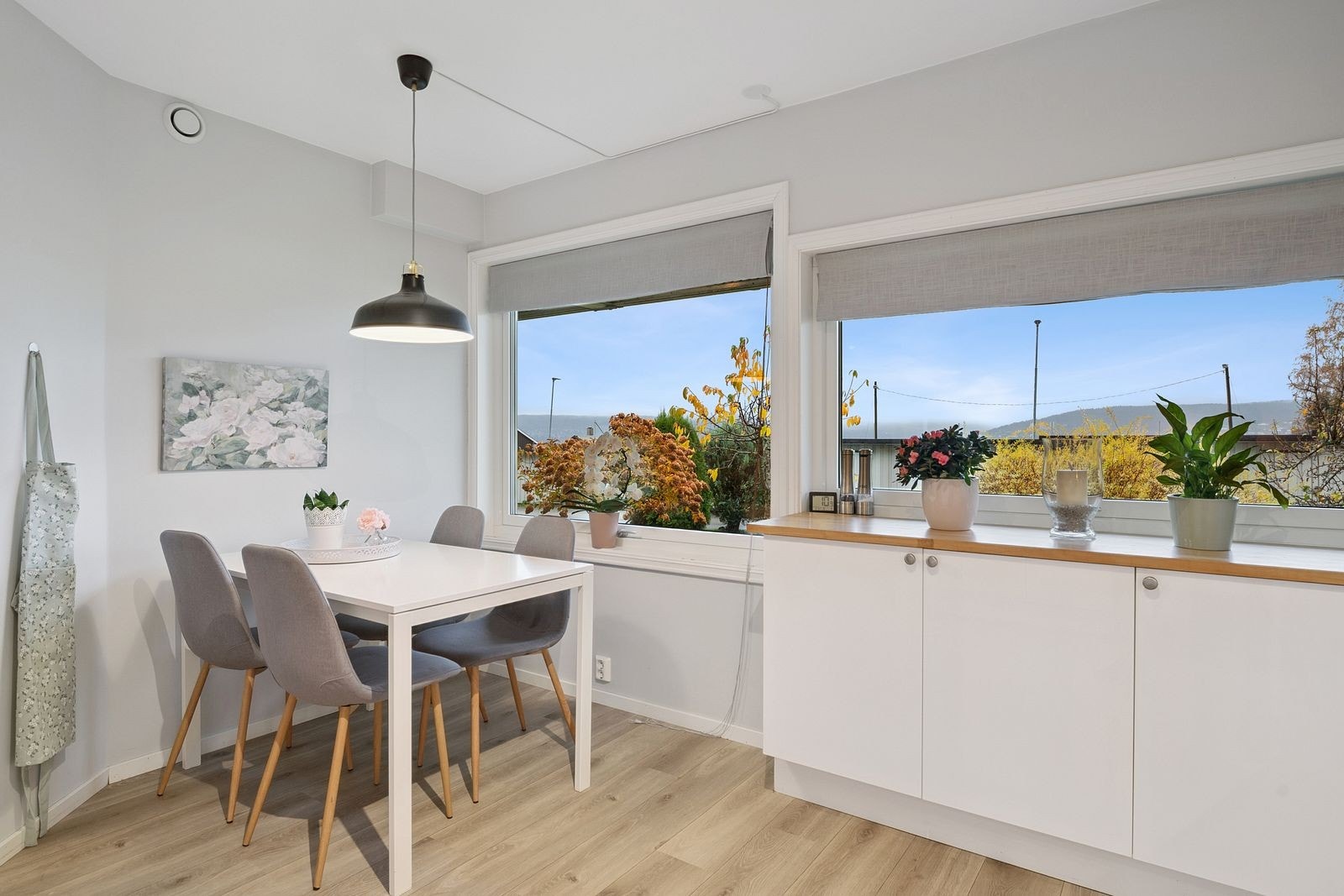 Lys og åpen kjøkkenløsning med plass til stort spisebord. Galleribilde