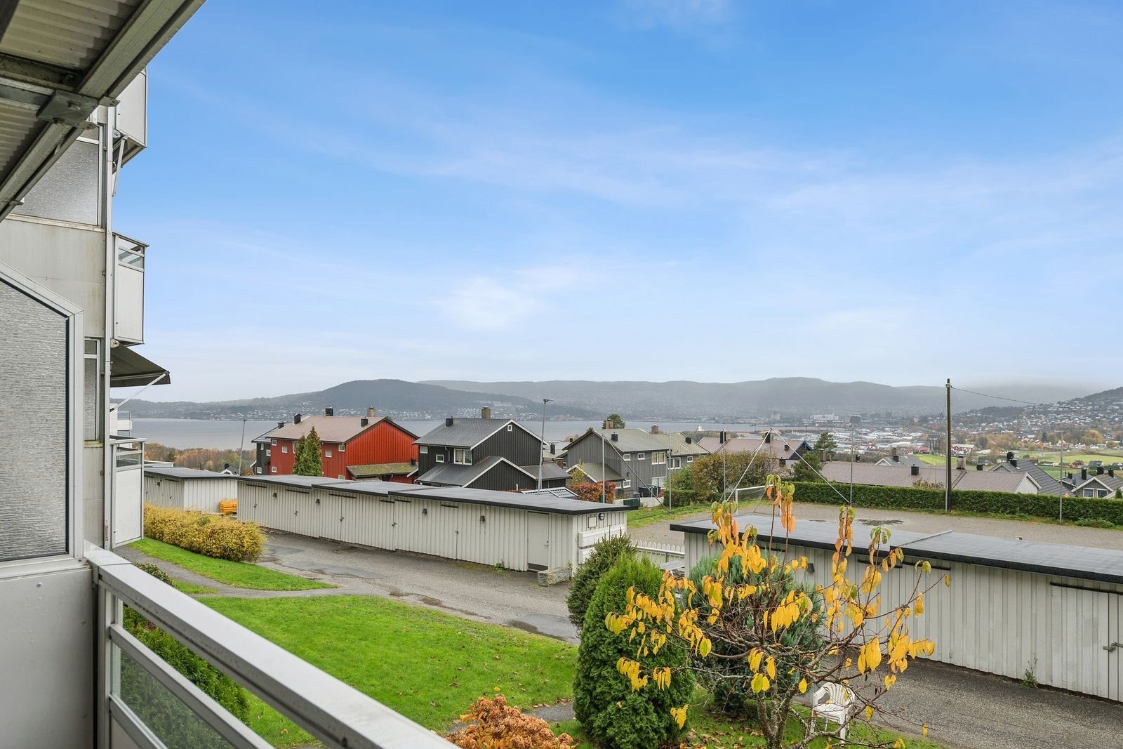 Nyt solnedgangen med fjorden som bakteppe. Galleribilde