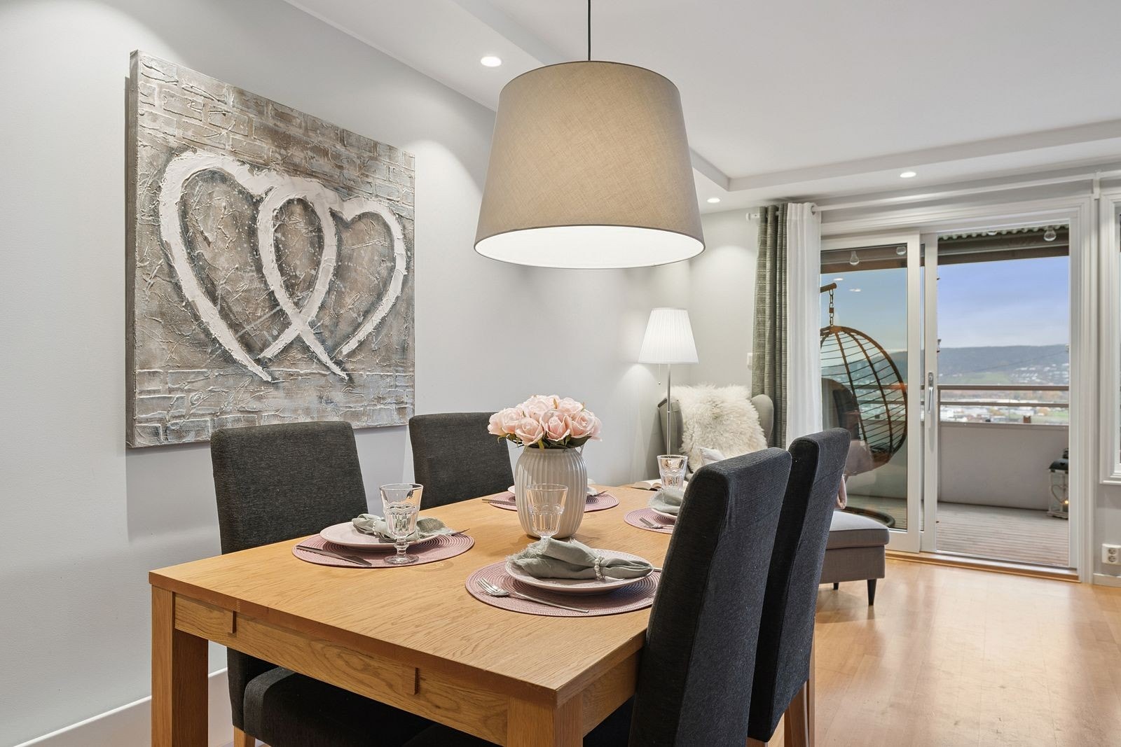 Stue med åpen løsning og balkong - perfekt for både hygge og sosialt samvær. Galleribilde