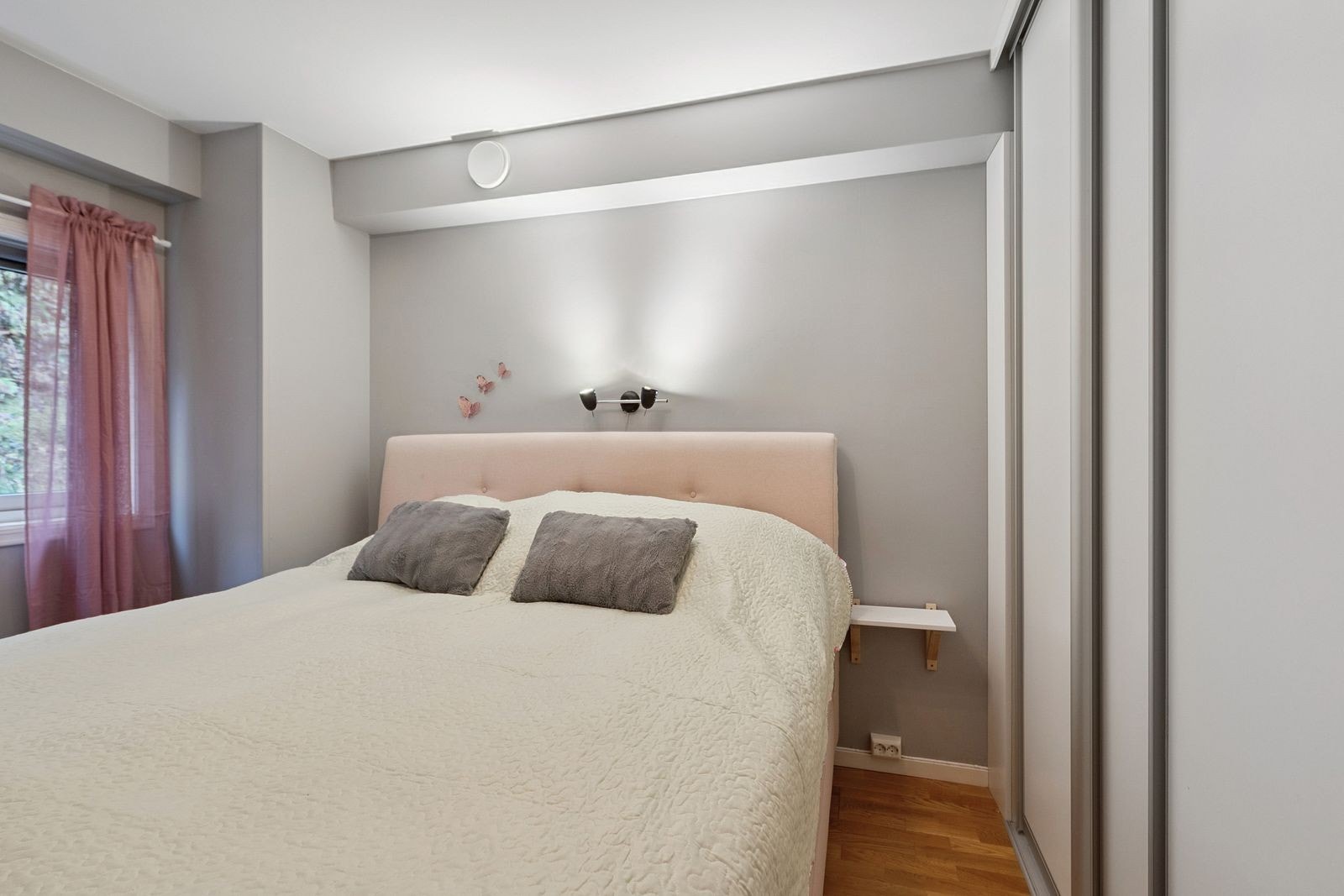 Komfortabelt soverom med naturlig lys og lun stemning. Galleribilde