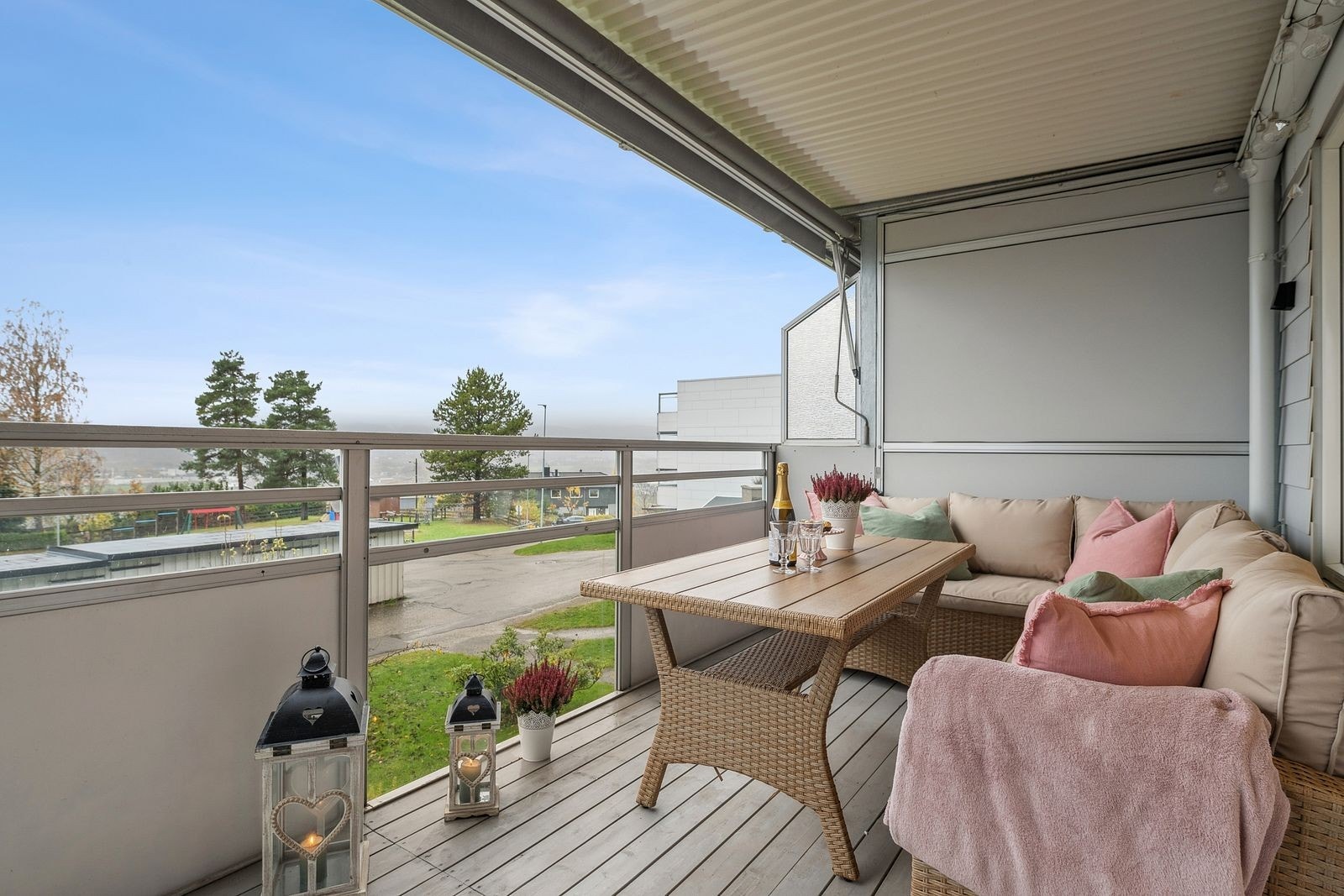 Romslig balkong på 12 m² - perfekt for late sommerkvelder. Galleribilde