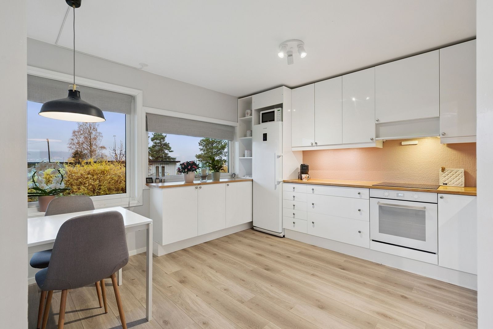 Stilrent kjøkken med god benkeplass og moderne løsninger. Galleribilde