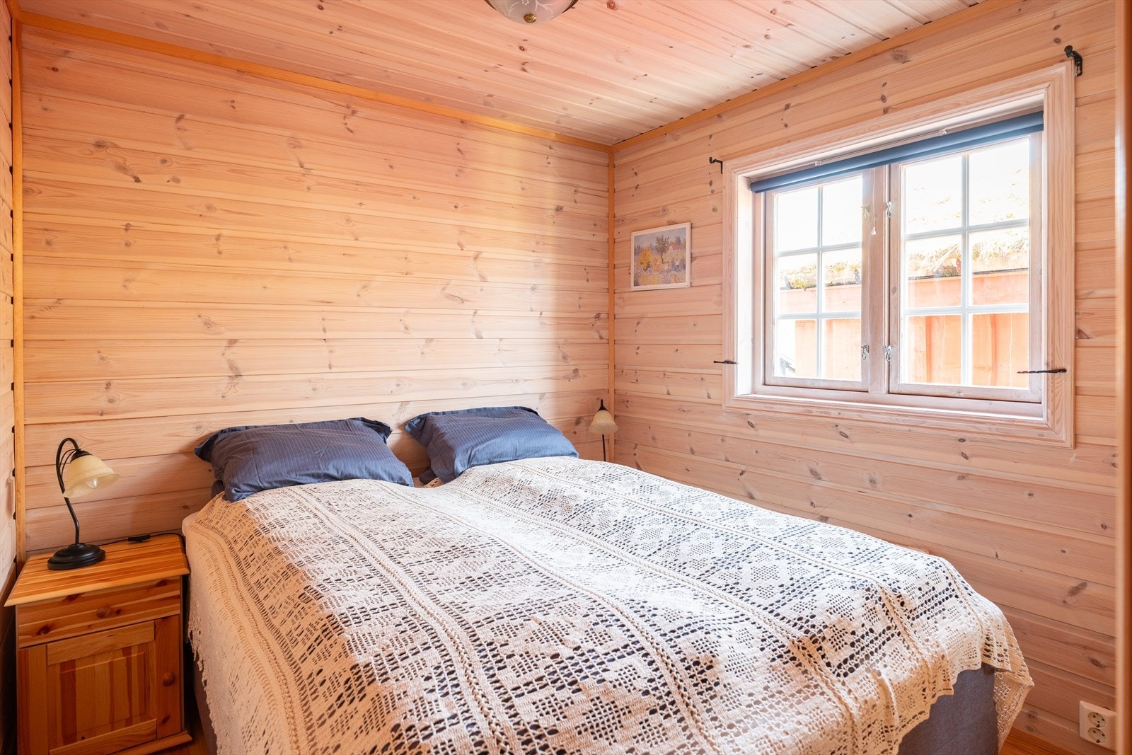 Fritidseiendommen byr på 3 soverom, hvorav hovedsoverommet på 7m² med plass til både dobbeltseng og skap. Galleribilde