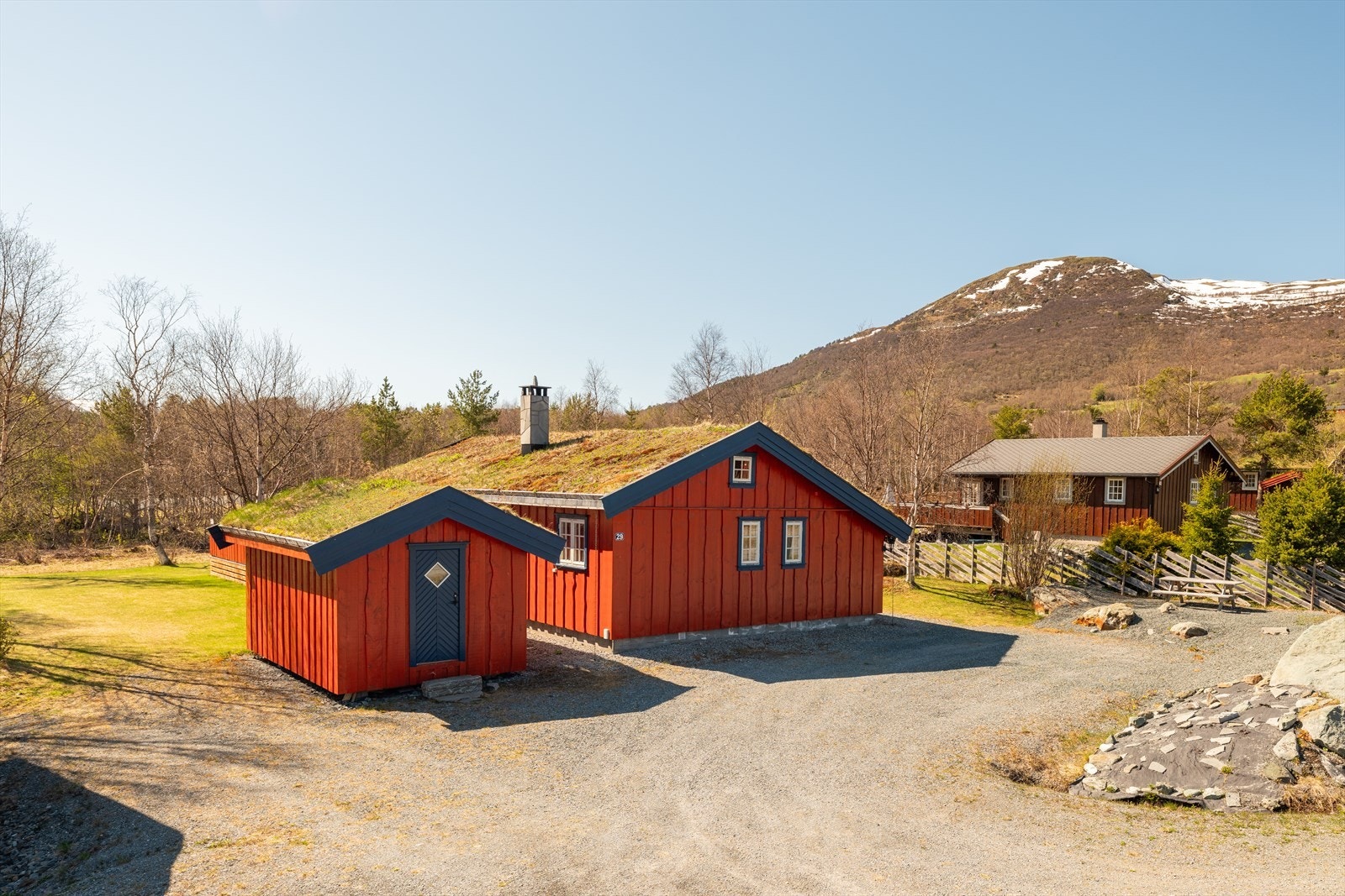 Det er svært god plass til parkering på tomten, hvor dagens eier har hatt opptil 5 biler parkert. Galleribilde
