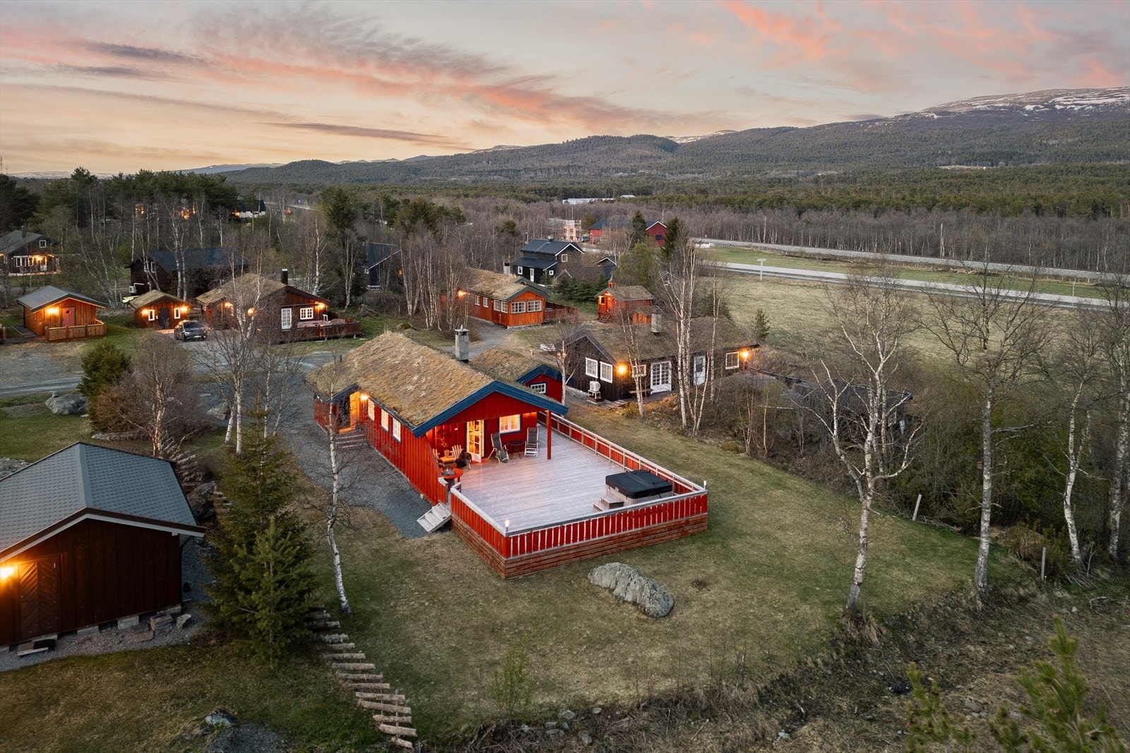 Tomten er av god størrelse og strekker seg over 942m². Dagens eiere har siden kjøp planert og jevnet ut det som tidligere var en naturtomt. Galleribilde