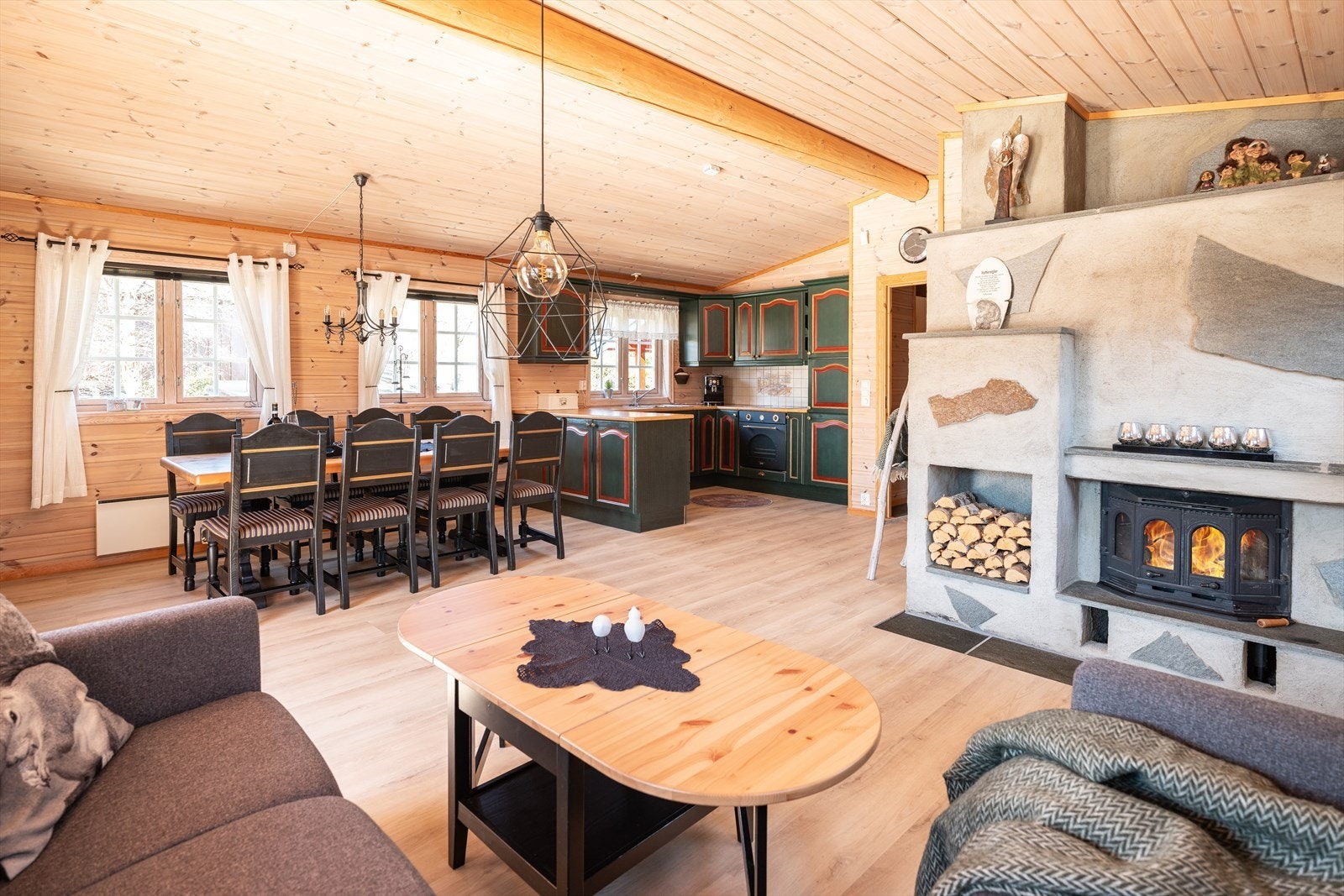 Åpen stue- og kjøkkenløsning på 34,5m². Det medfølger en rekke møbler med blant annet både sofa og salongbord, kjøkkenbord med 8 stoler og lamper hengende over bordene. Se prospekt for nærmere info. Galleribilde