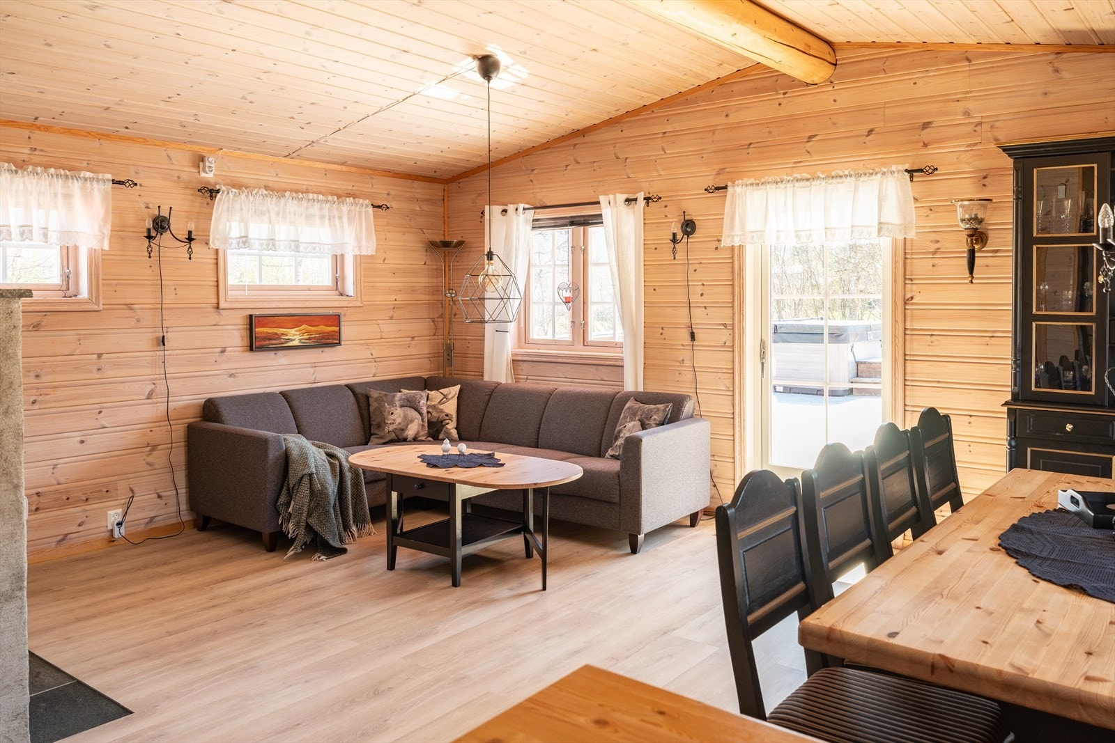 Saltaket gir en god takhøyde som sørger for at oppholdsrommet fremstår svært romslig. Galleribilde