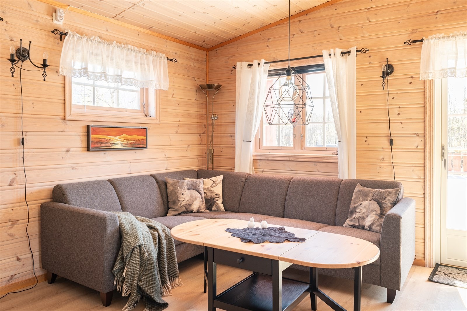 Det er etablert fibernett til hytten, hvor dagens eier har avtale gjennom NEAS. Galleribilde