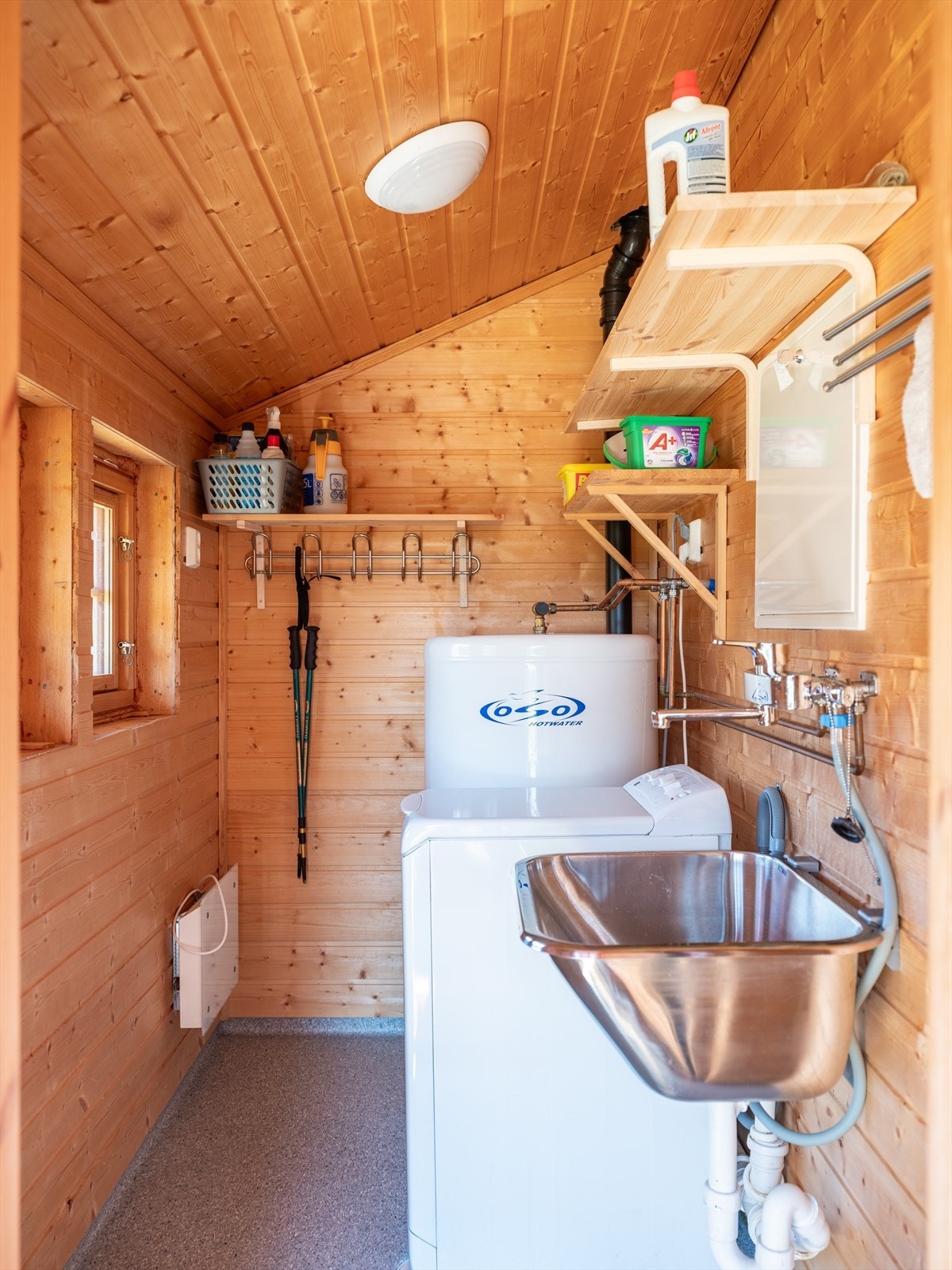 Ved inngangspartiet finner man en bod/et teknisk som som benyttes som vaskerom. Vaskemaskinen medfølger handelen. Galleribilde