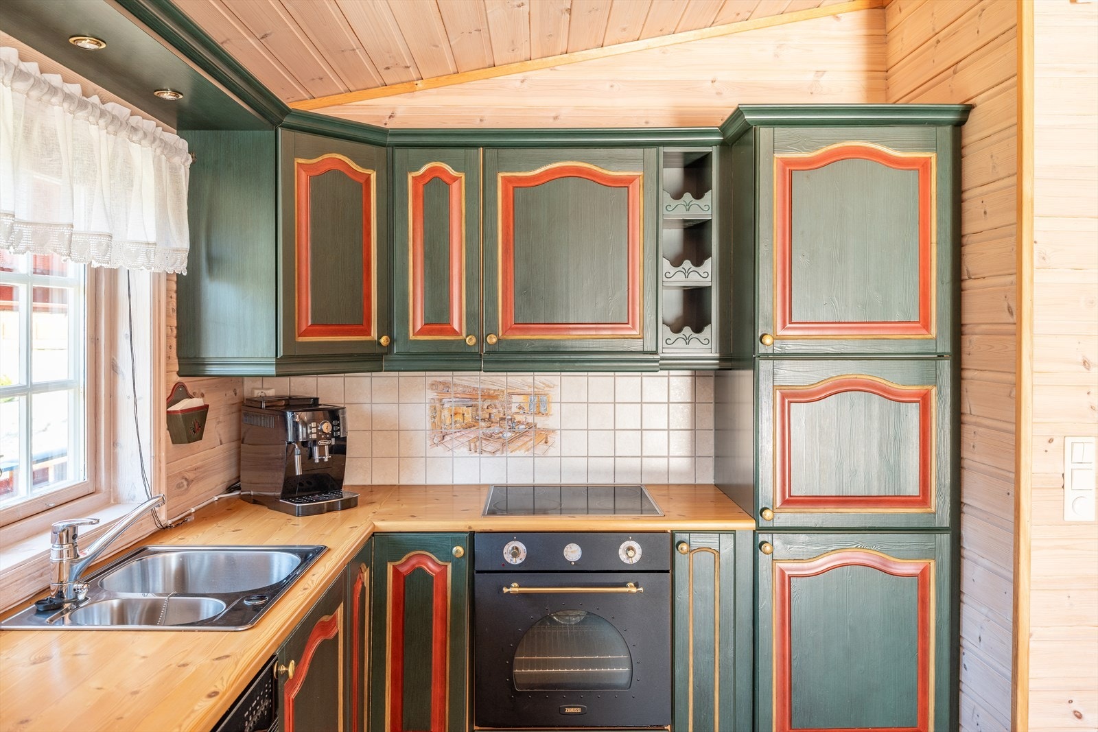 Hjørnekjøkken som innehar rikelig med skap- og benkeplass. Integrerte hvitevarer medfølger handelen. Galleribilde