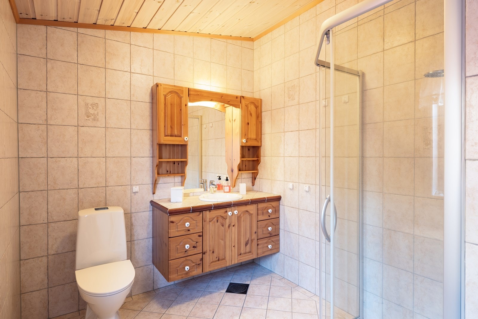 Baderommet er av god størrelse og strekker seg over 6m². Galleribilde