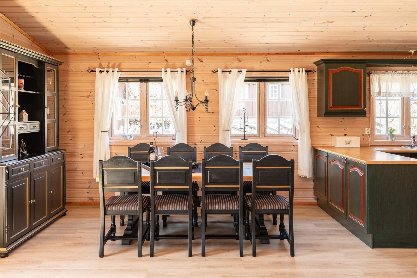 Det er innlagt strøm og vannforsynlig, noe som byr på en behagelig hyttetilværelse. Galleribilde