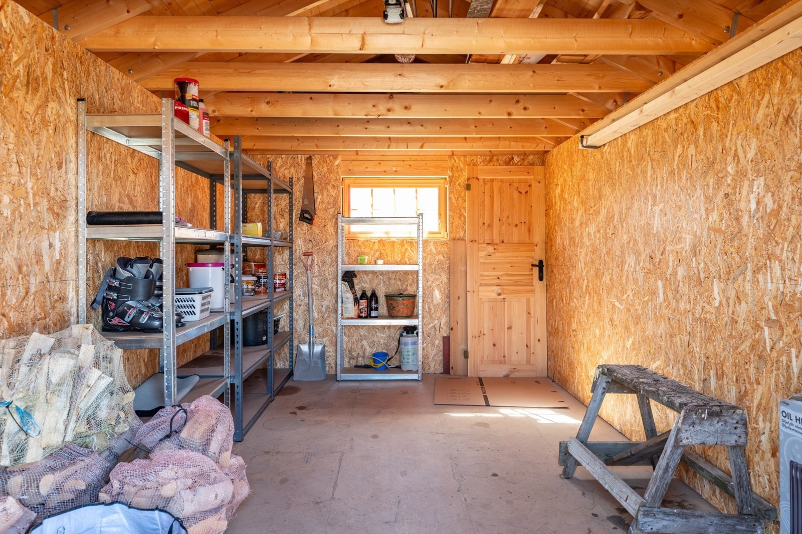 På eiendommen har man også et romslig uthus med rikelig av oppbevaringsplass. Uthuset har et areal på 14m². Galleribilde