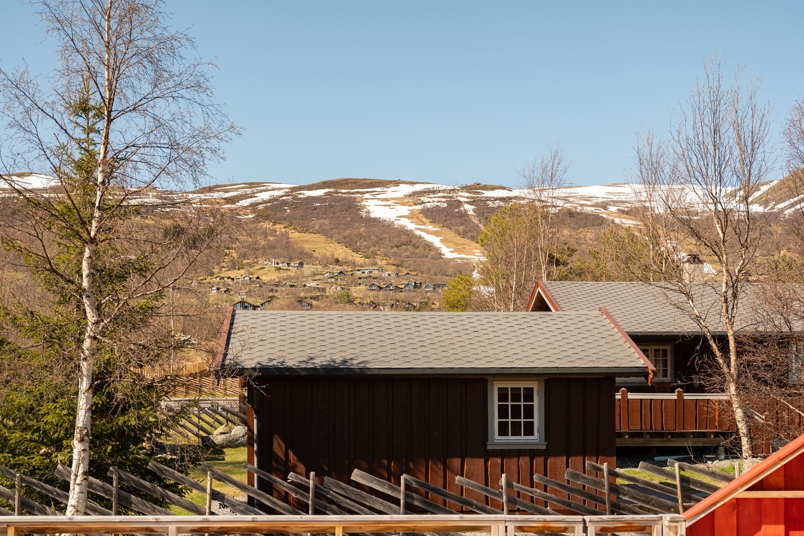 Fra terrassen har man utsikt mot skibakkene i Stølen. Det er ca. 1km til skiheisen i Stølen, hvor man enkelt kan renne videre til Ådalen, Vangslia mm. Galleribilde