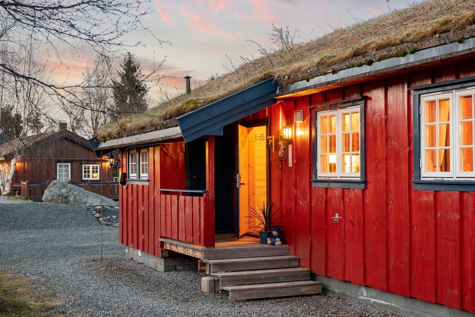 Særdeles innbydende og overbygd inngangsparti. Galleribilde