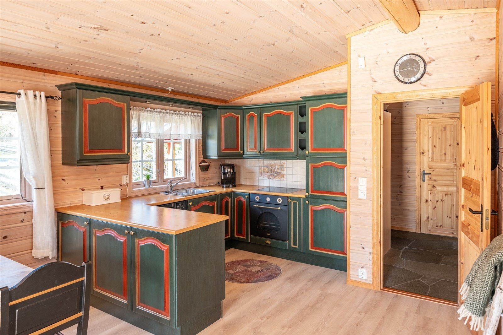 Takstmann har vurdert kjøkkenet til tilstandsgrad 1, og det anses dermed å holde en gjennomgående moderne standard. Galleribilde