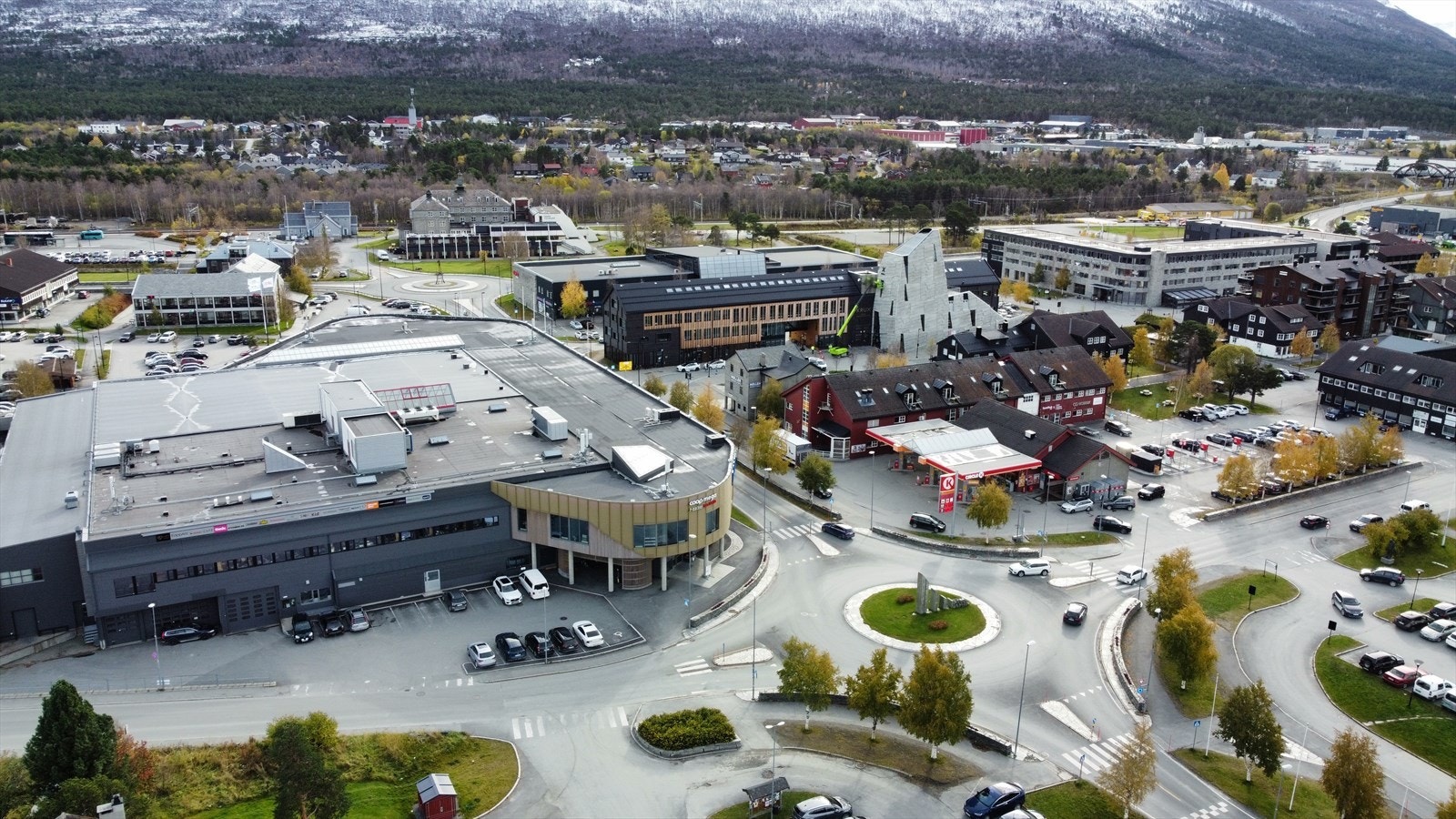 Her finner man også et bredt utvalg dagligvarebutikker, detaljhandel, spisesteder mm. Rema, Kiwi og Coop er åpen i sin helhet også på søndager. Galleribilde