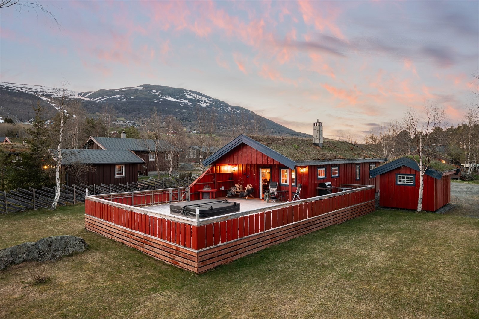 Jacuzzien er ny fra 2022 og medfølger. Hytta kan nytes både sommer og vinter, hvor Oppdal byr på et bredt utvalg av aktiviteter. Galleribilde