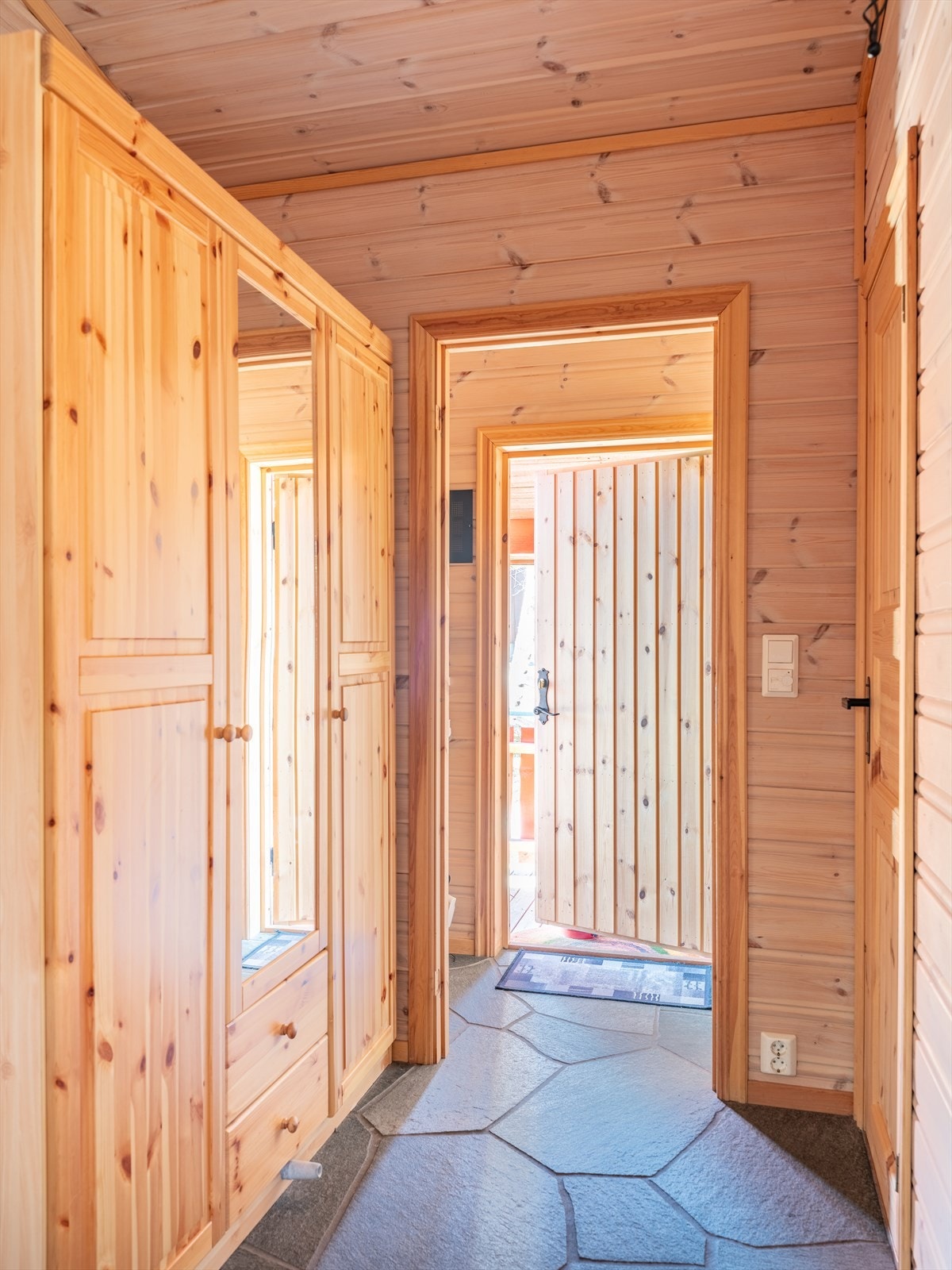 Garderobeskap i gang medfølger handelen. Galleribilde