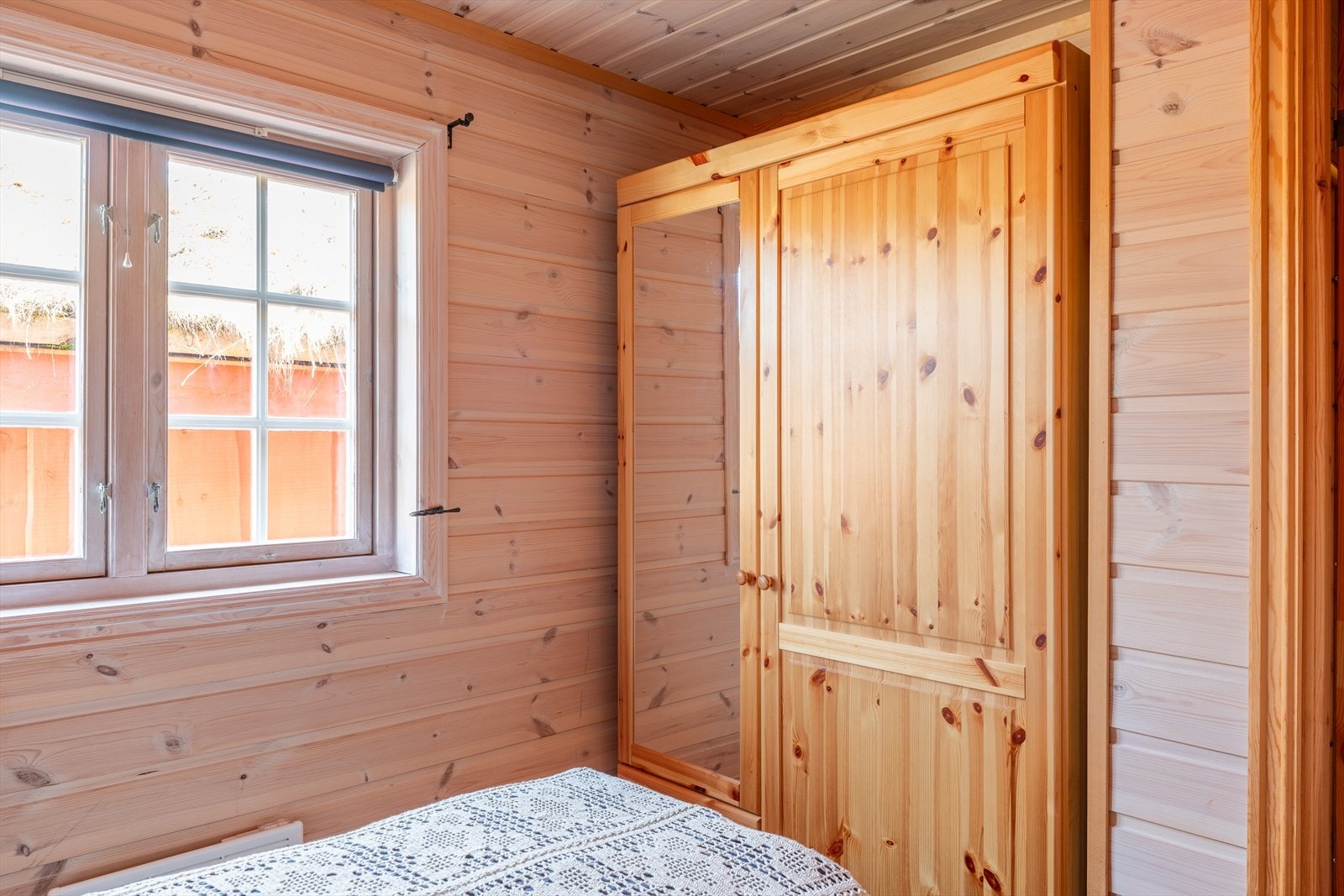 På hovedsoverommet medfølger seng og skap handelen. Galleribilde