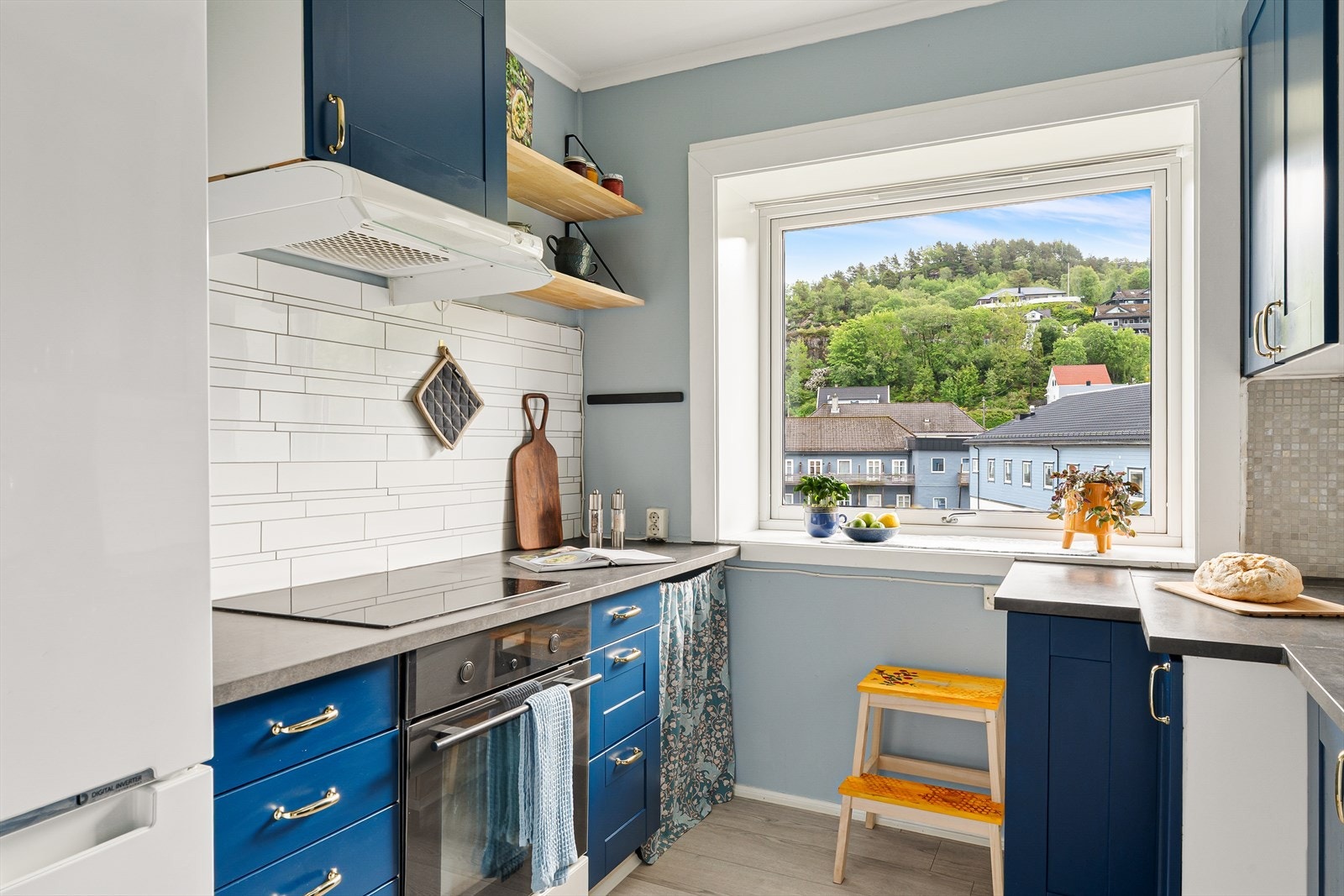 Innredningen har profilerte fronter og inneholder integrert stekeovn og induksjonstopp, samt oppvaskmaskin. Galleribilde