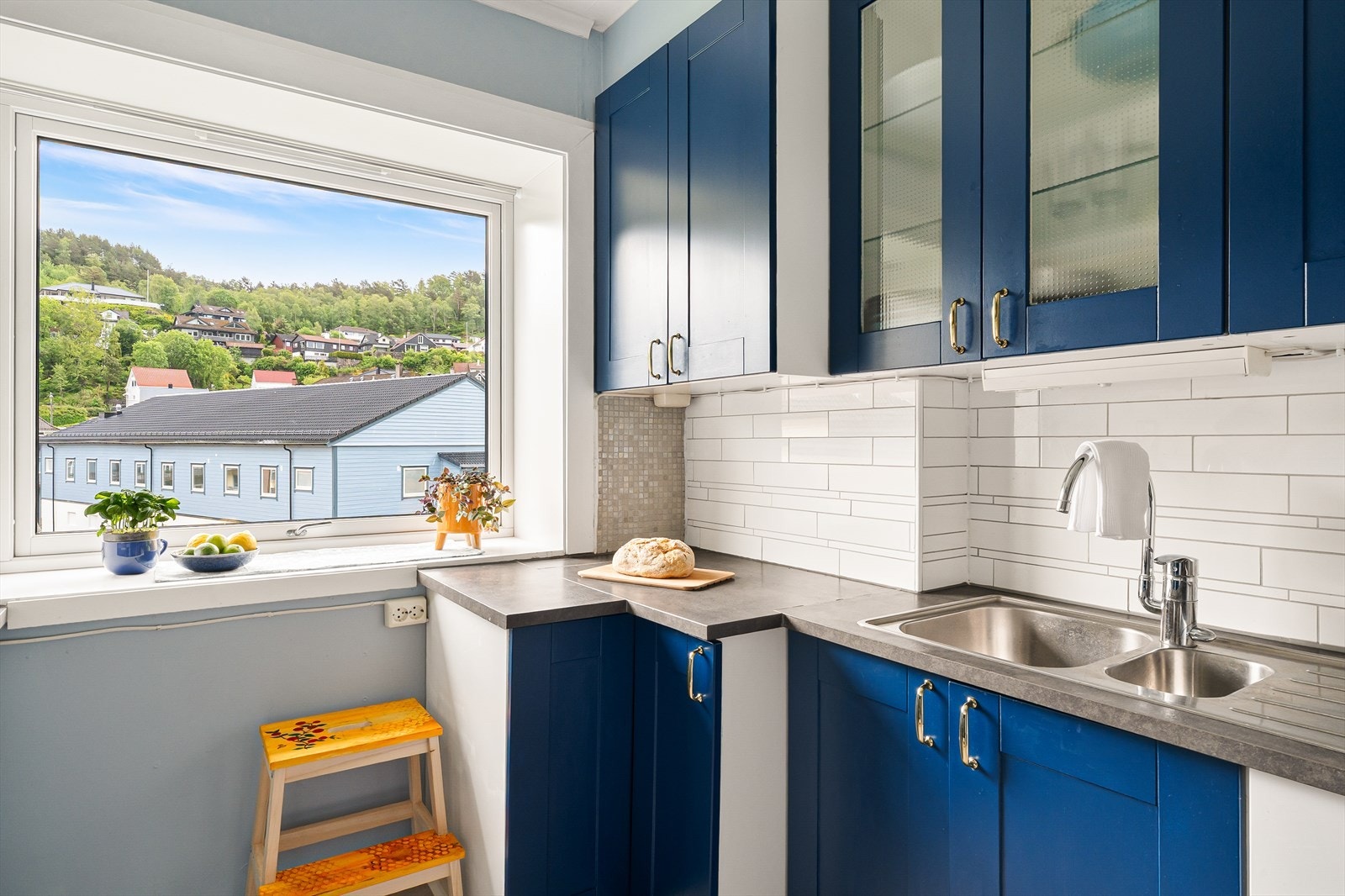 Vinduet slipper inn naturlig lys og skaper en trivelig sone for matlaging Galleribilde