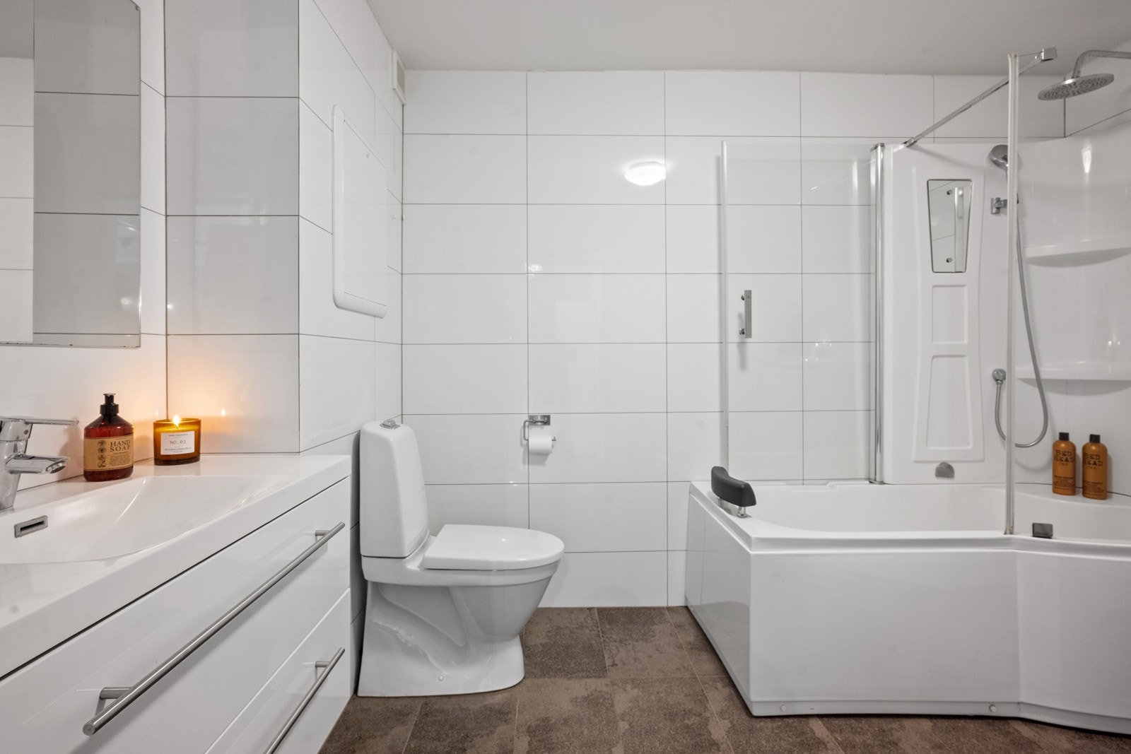 Badet er helfliset og lekkert - Frittstående badekar, vegghengt toalett og behagelig gulvvarme. Galleribilde