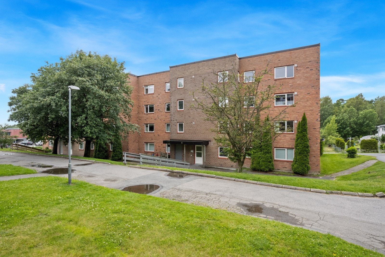 Hyggelig borettslag med pene grøntområder, lekeplasser og bilfri adkomstsoner Galleribilde