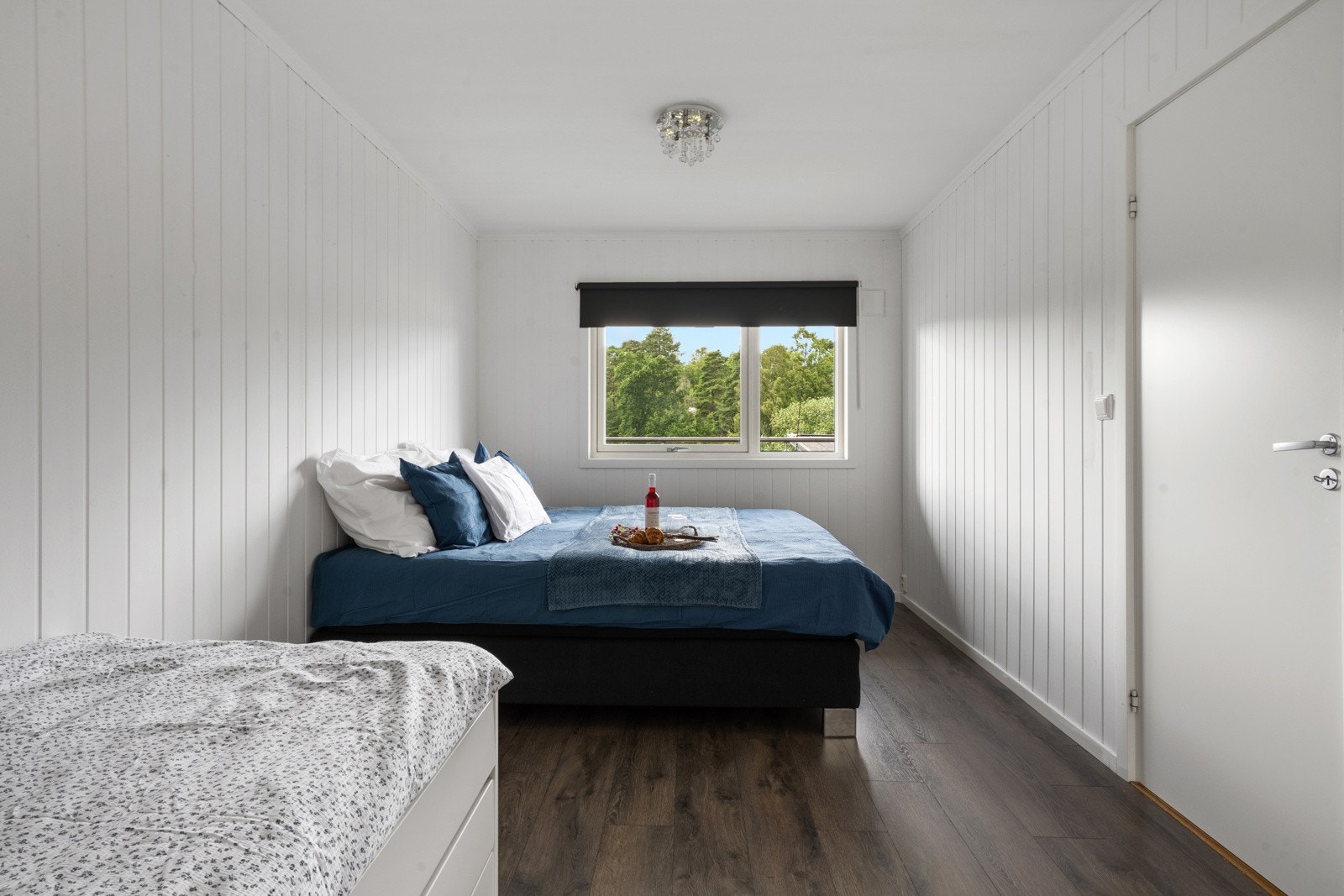 Begge soverommene er av gode størrelser med plass til dobbeltseng, garderobeskap m.m Galleribilde