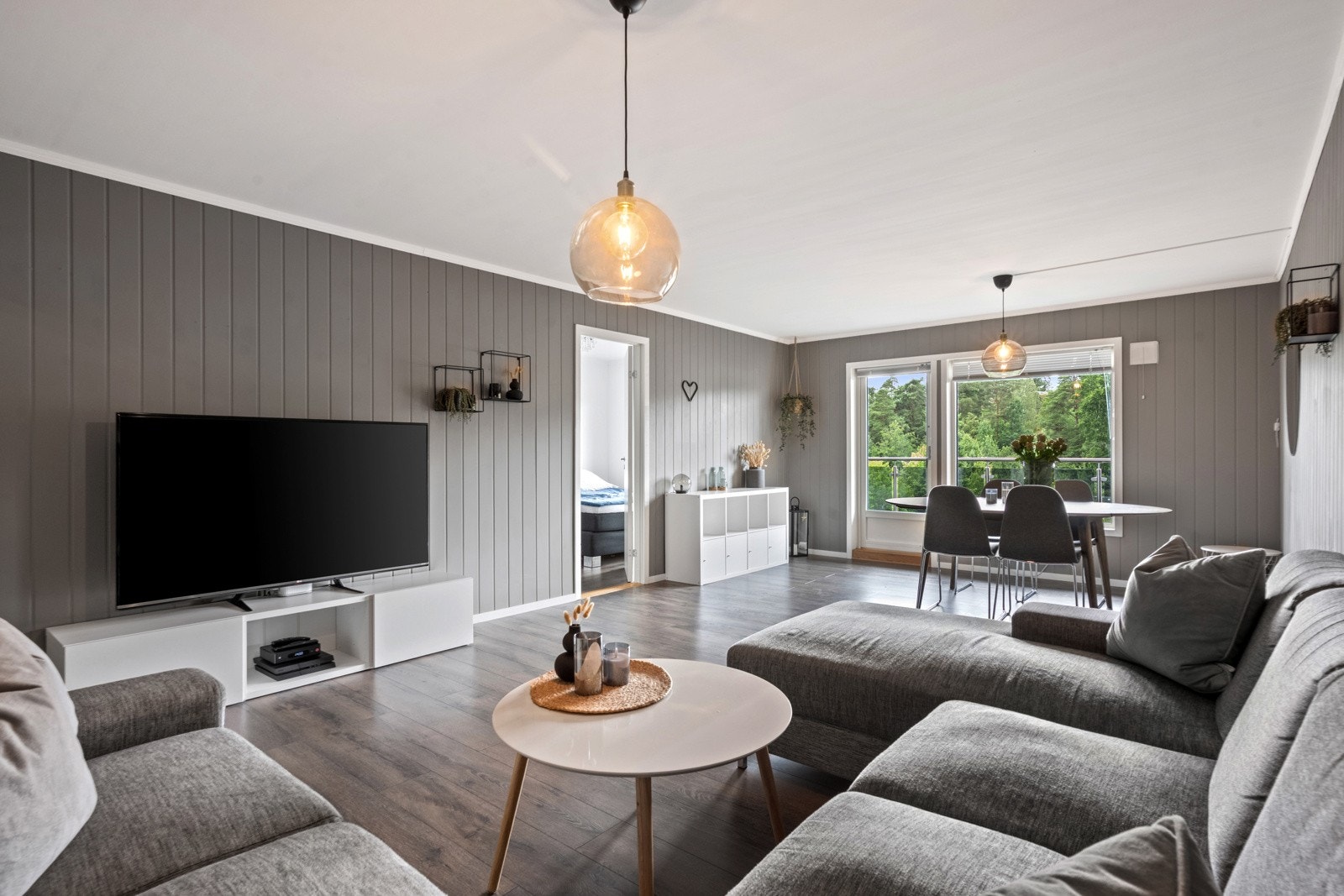 Stue med plass til både sofakrok og stort spisebord. Galleribilde