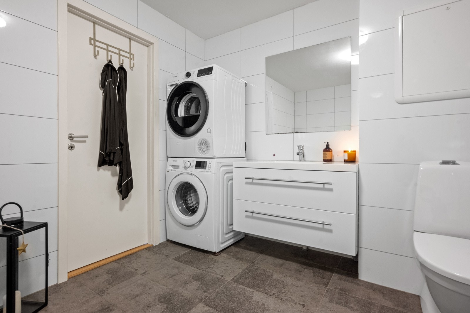 Det er opplegg for både vaskemaskin og tørketrommel. Galleribilde