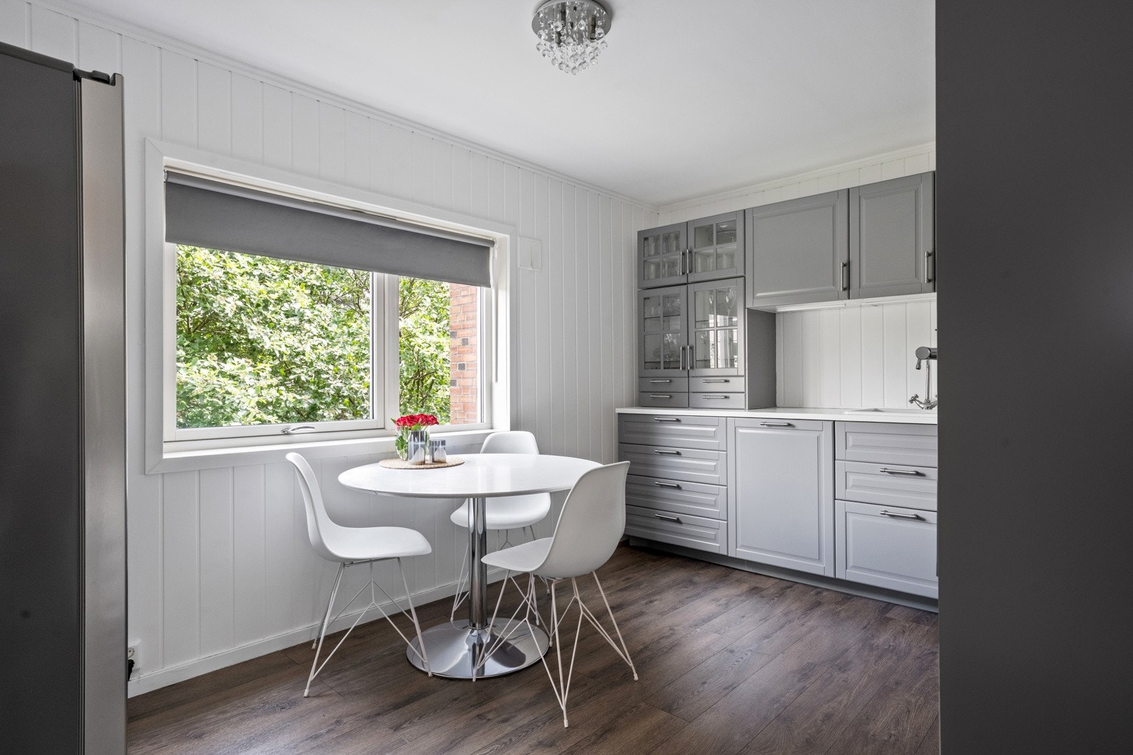 Lekkert kjøkken fra 2017 i tidsriktig design med integrerte hvitevarer (løst kjøl-/fryseskap) og rikelig med benke- og skapplass. Galleribilde