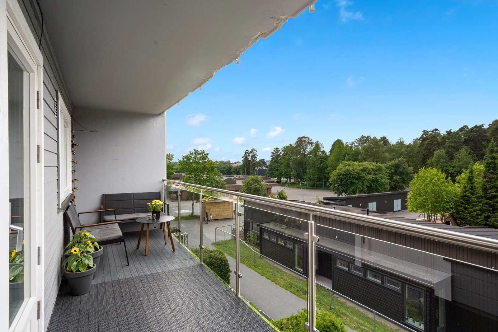 Den store, sydvestvendte verandaen på 11 m² gir deg godt med sol fra tidlig ettermiddag til kveld. Galleribilde