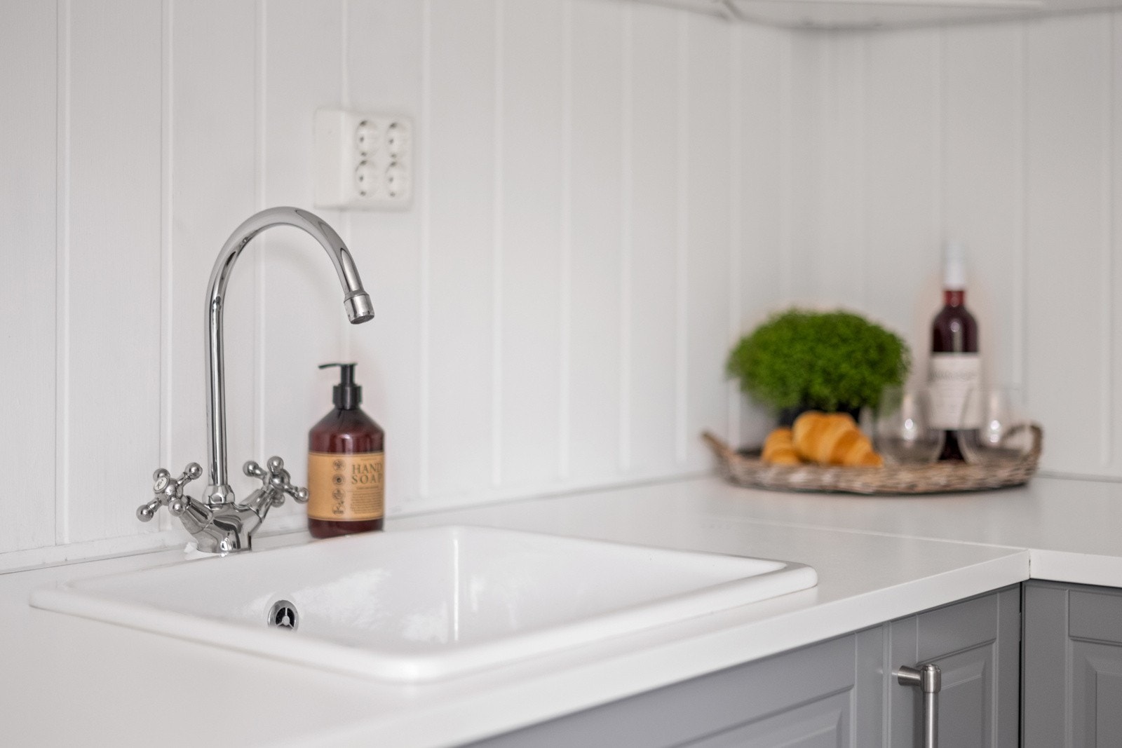 Det er praktisk belysning mellom benkeplate og overskap. Galleribilde