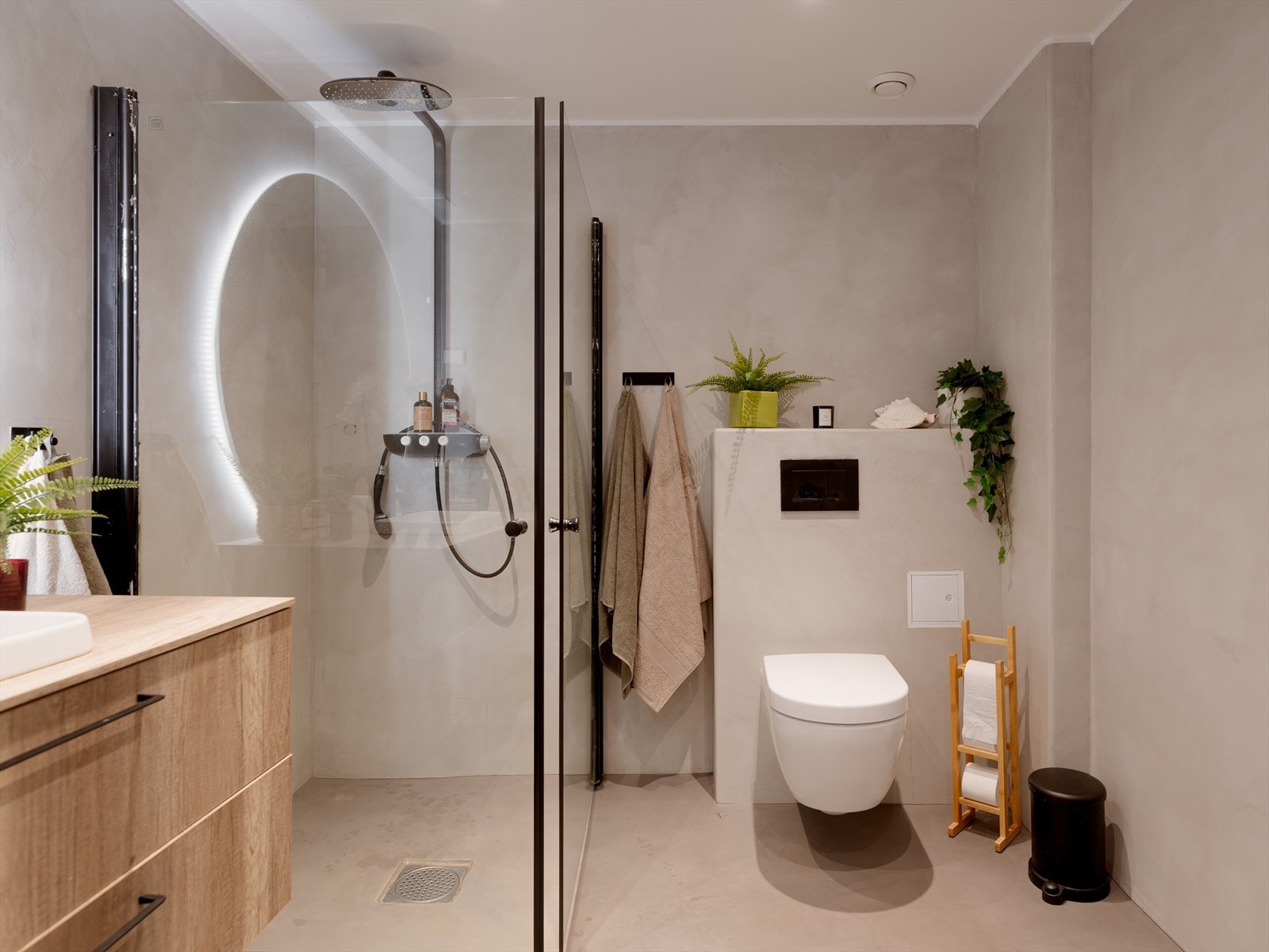 Lekkert baderom fra 2018 med mikrosement på gulv og vegger. Galleribilde