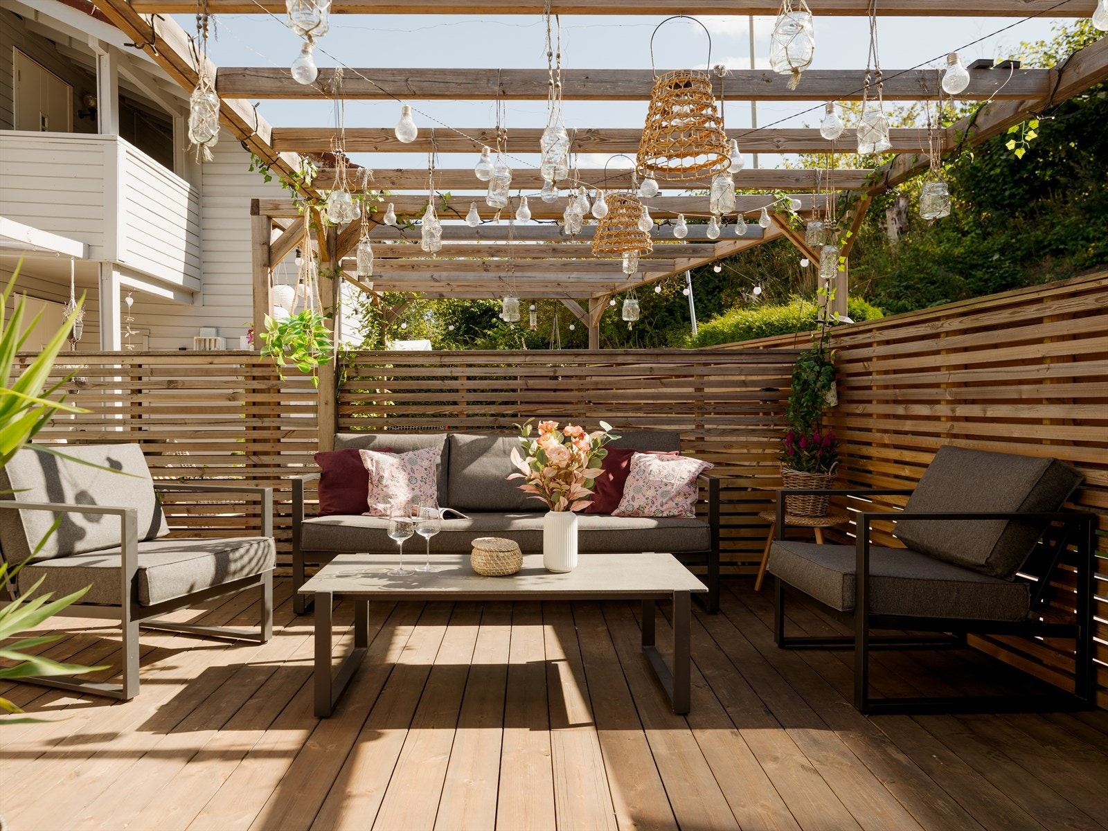 Den solrike terrassen (32 kvm) er et fantastisk uteområde med god plass til både spisegruppe og lounge-møbler. Perfekt for hyggelige sommerdager og sosiale kvelder. Galleribilde