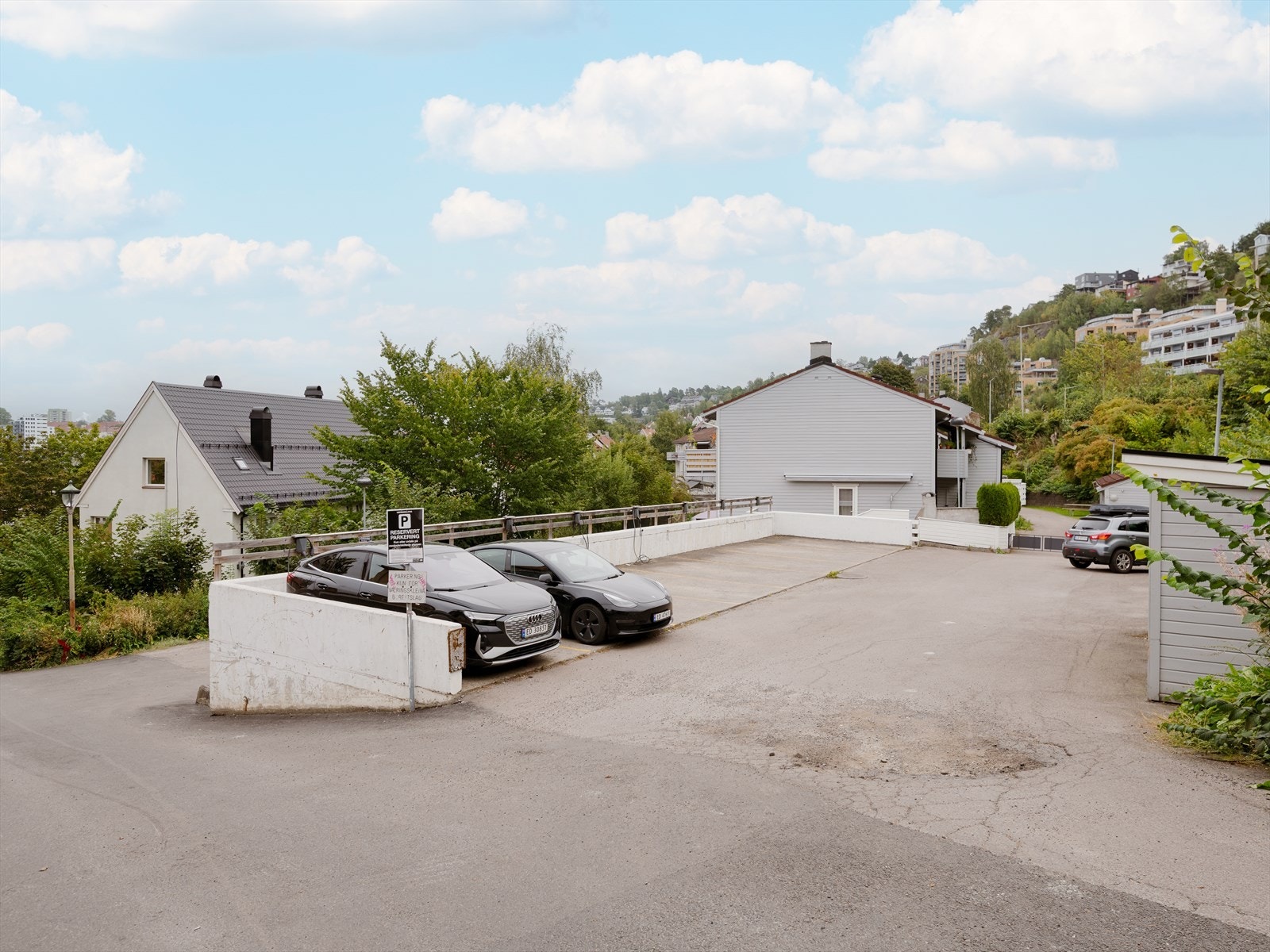 Borettslaget har felles parkeringsplasser, hvorav flere med el-bil lader. Styret er ansvarlig for tildeling av plassene. Galleribilde